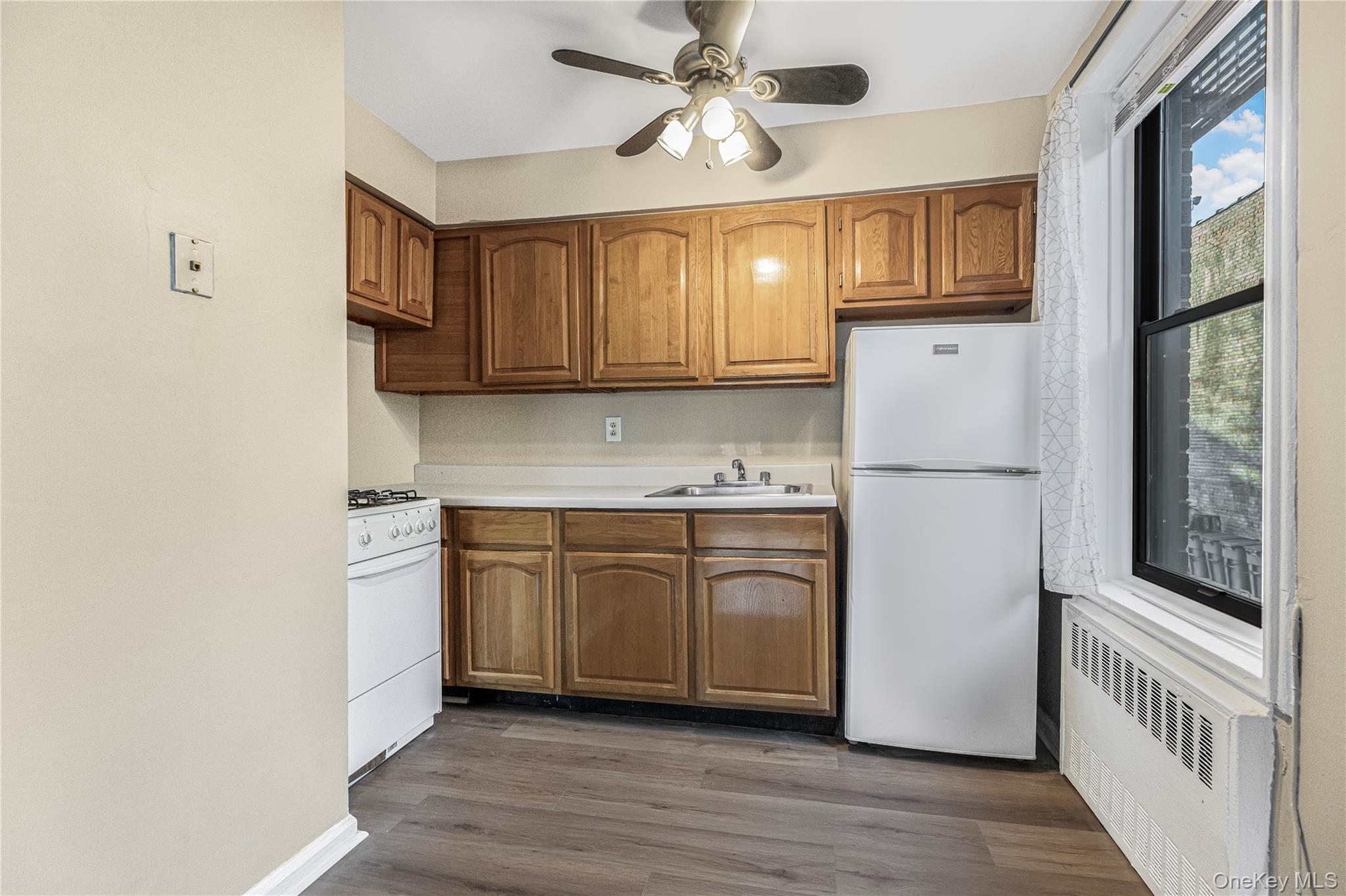 #4 photo, 1725 Edison Avenue, Bronx , NY 10461