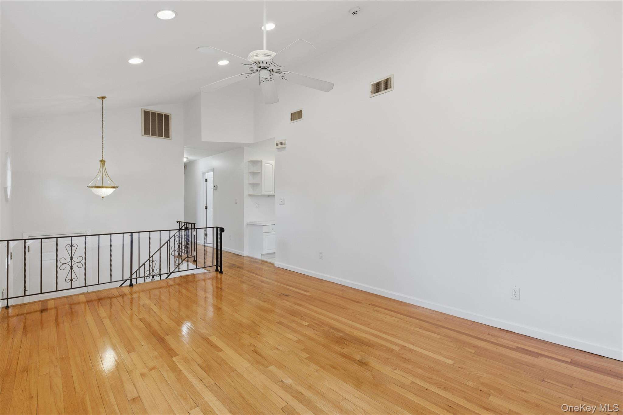 #5 photo, 20 N Washington Avenue, White Plains , NY 10603