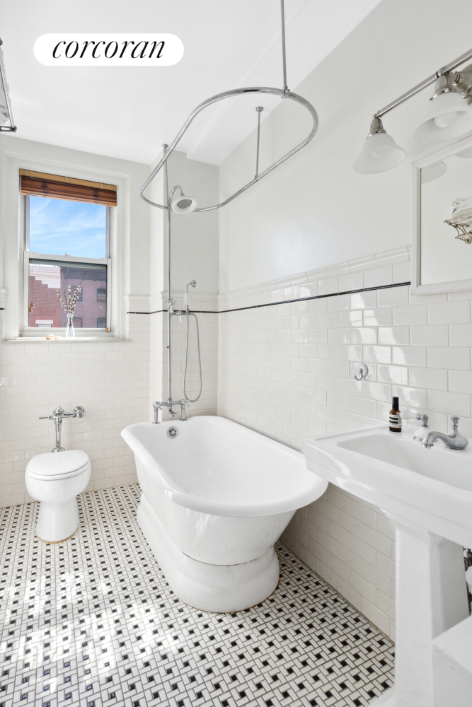 #7 photo, 242 E 19TH Street, मैनहटन Gramercy Park , NY 10003