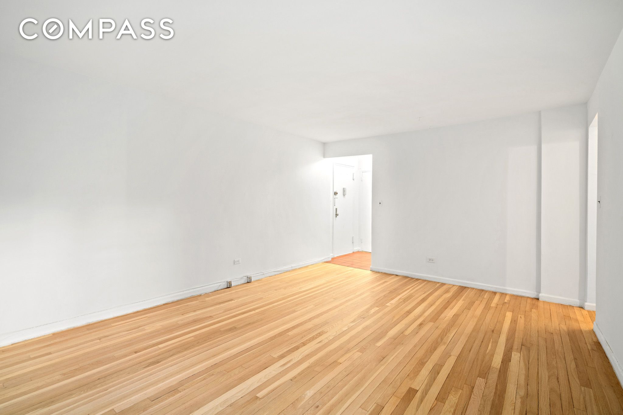 #7 photo, 60 E 9th Street, מנהטן Greenwich Village , NY 10003