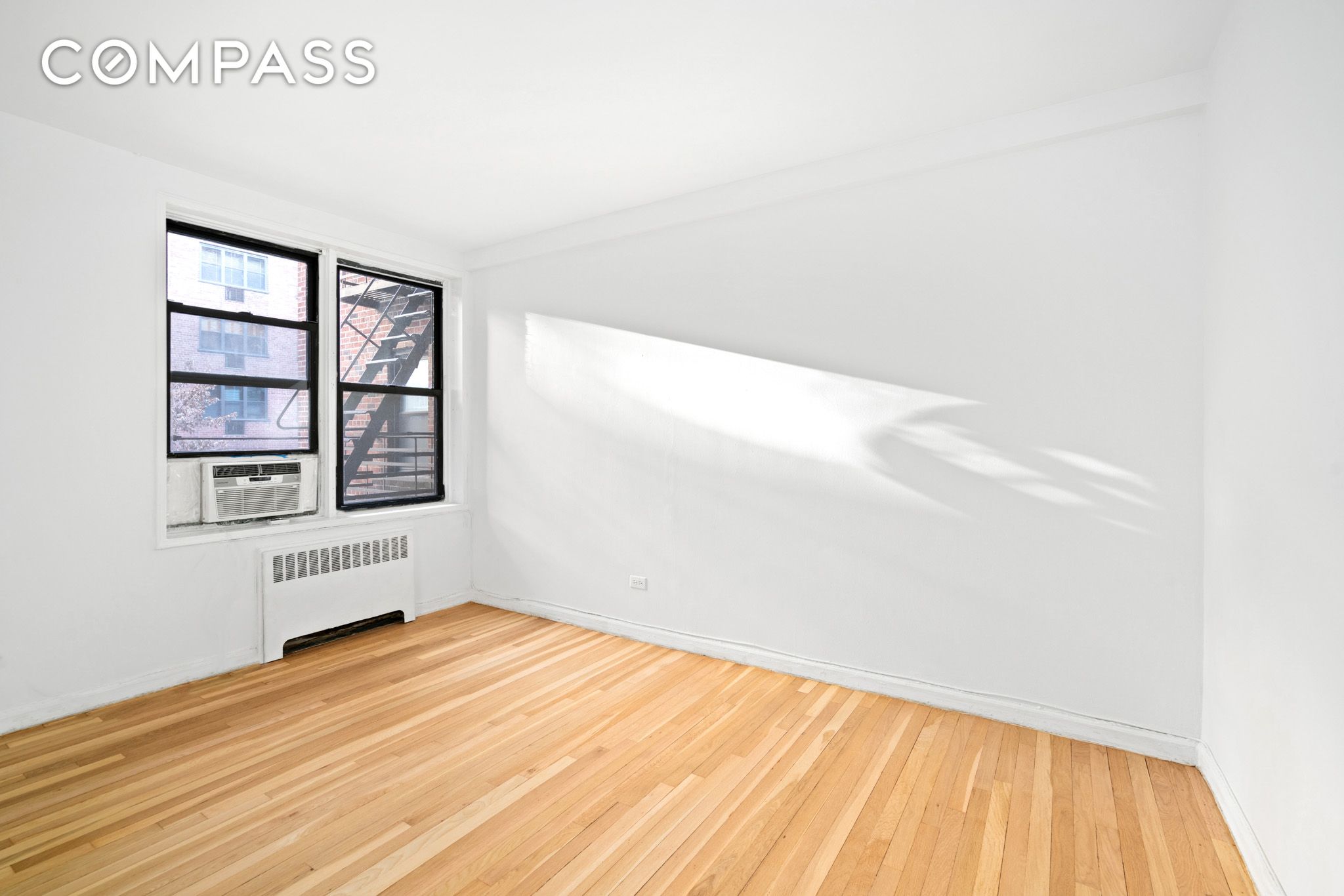 #9 photo, 60 E 9th Street, מנהטן Greenwich Village , NY 10003