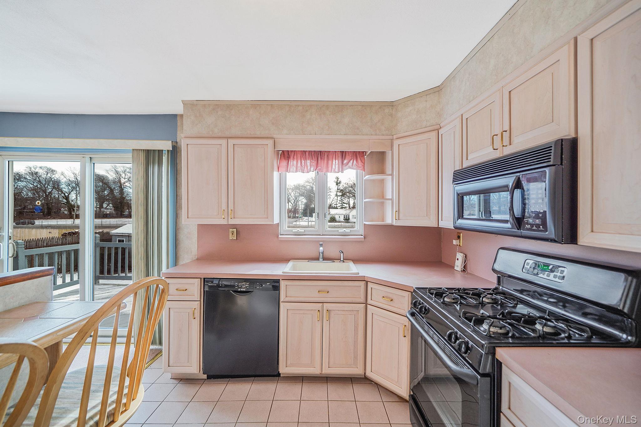 #14 photo, 60 Liberty Avenue, מחוז סאפוק North Babylon , NY 11703