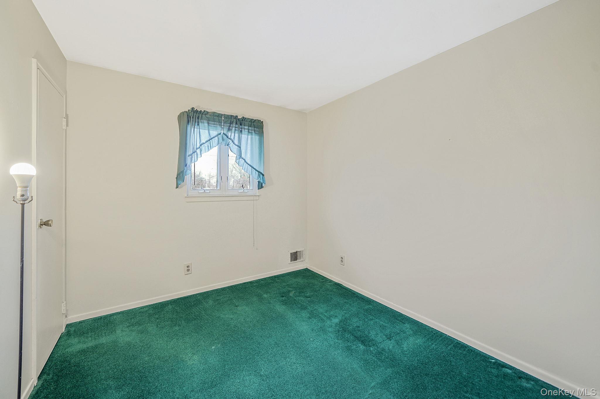 #15 photo, 60 Liberty Avenue, מחוז סאפוק North Babylon , NY 11703