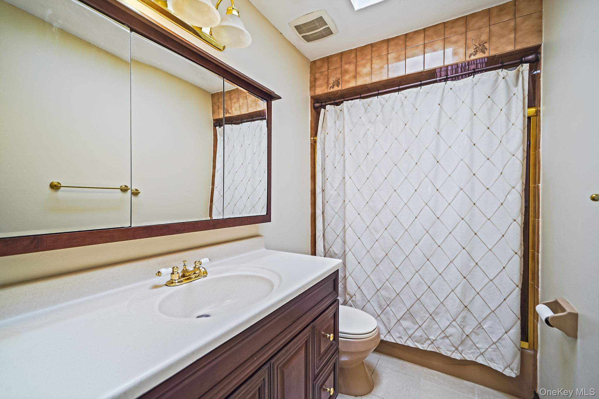 #19 photo, 60 Liberty Avenue, מחוז סאפוק North Babylon , NY 11703