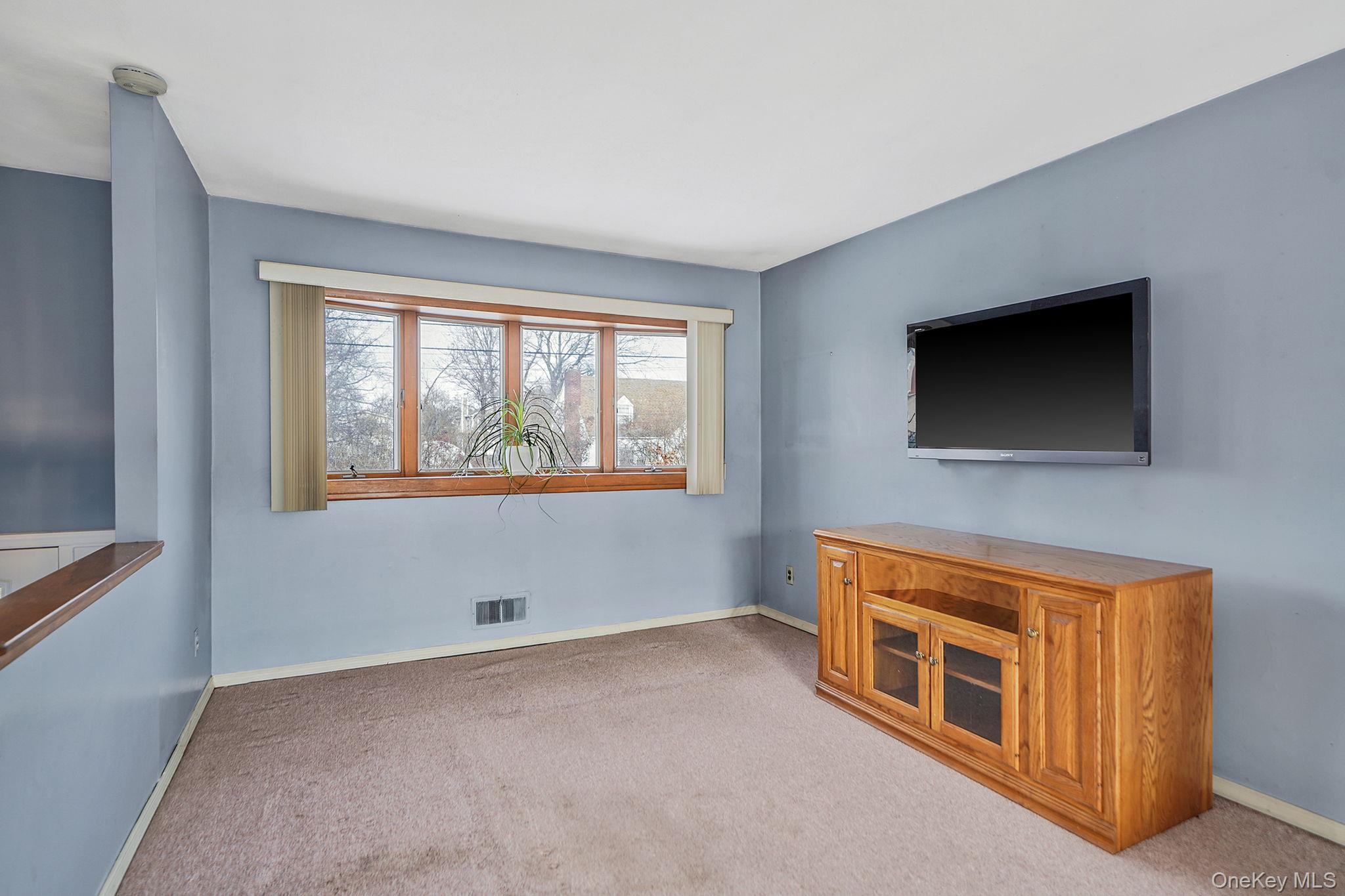 #9 photo, 60 Liberty Avenue, מחוז סאפוק North Babylon , NY 11703