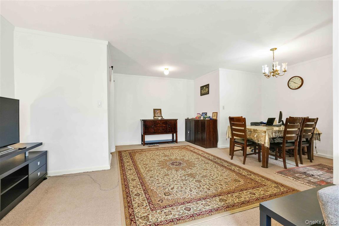 #10 photo, 141-05 Pershing Crescent, Куинс ‖ Briarwood , NY 11435