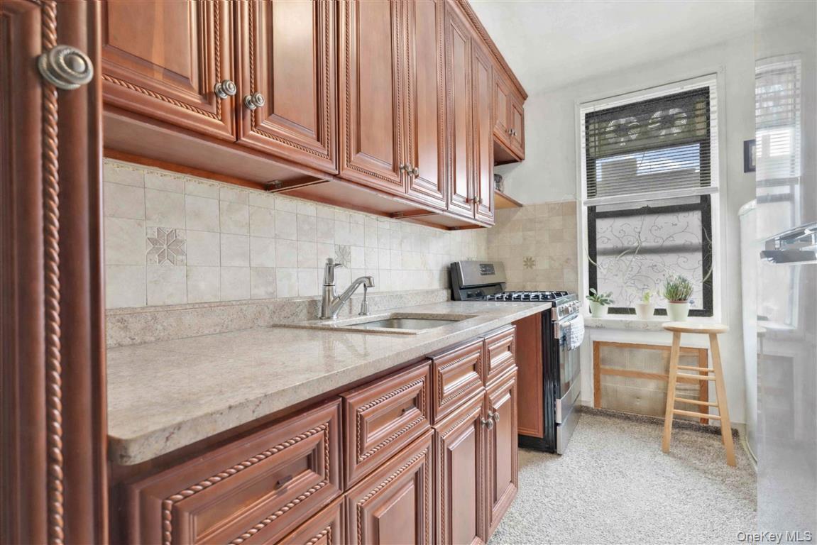 #13 photo, 141-05 Pershing Crescent, Куинс ‖ Briarwood , NY 11435