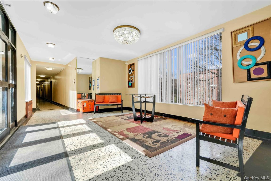 #4 photo, 141-05 Pershing Crescent, Куинс ‖ Briarwood , NY 11435