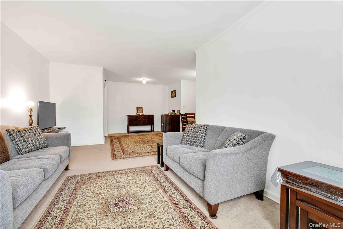 #5 photo, 141-05 Pershing Crescent, Куинс ‖ Briarwood , NY 11435