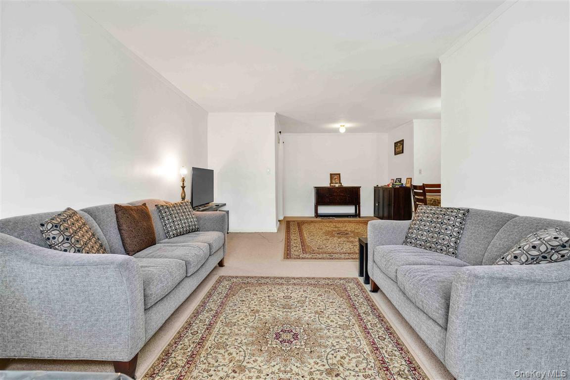 #6 photo, 141-05 Pershing Crescent, Куинс ‖ Briarwood , NY 11435