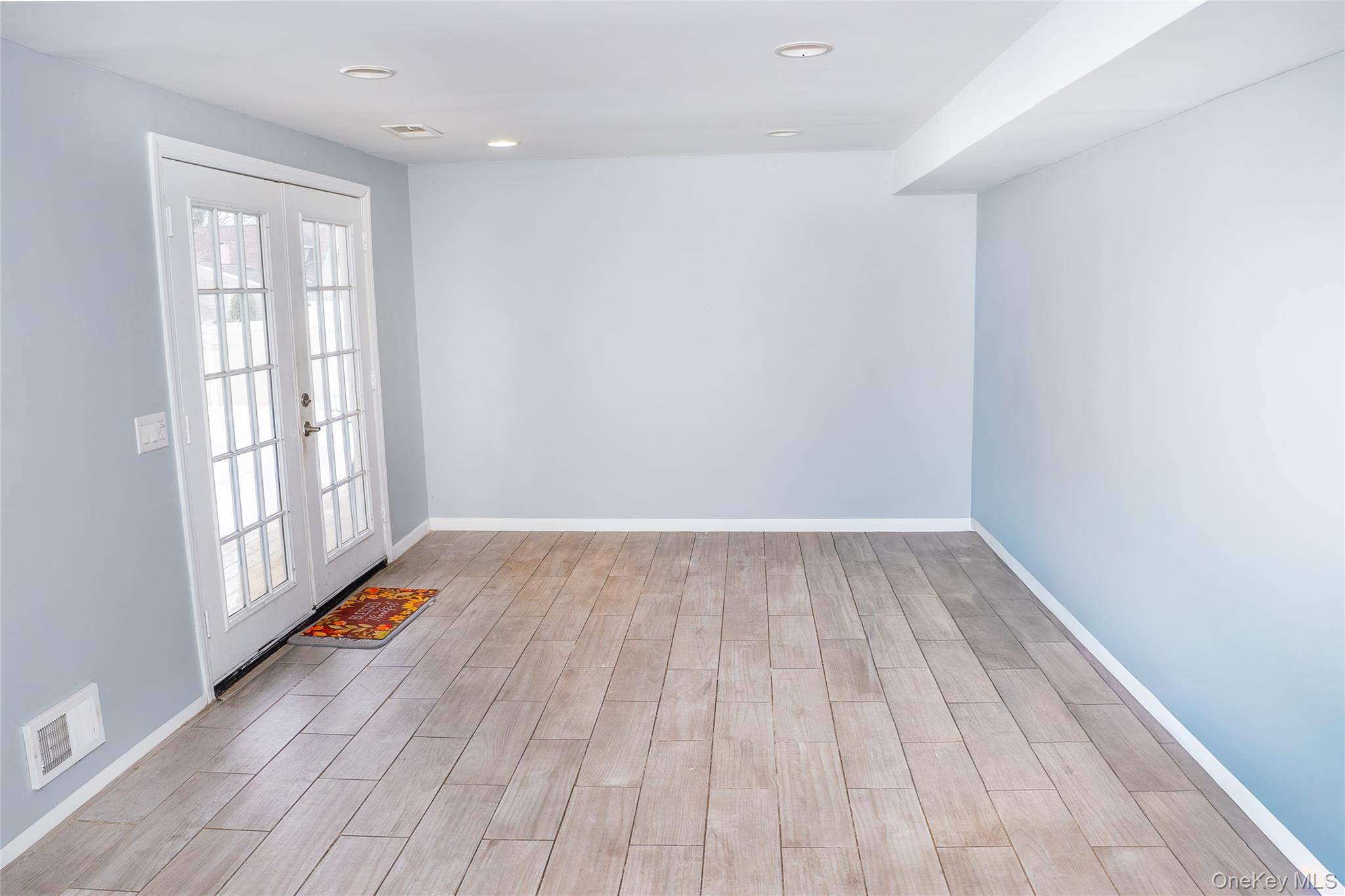 #11 photo, 1682 Church Street, Holbrook , NY 11741