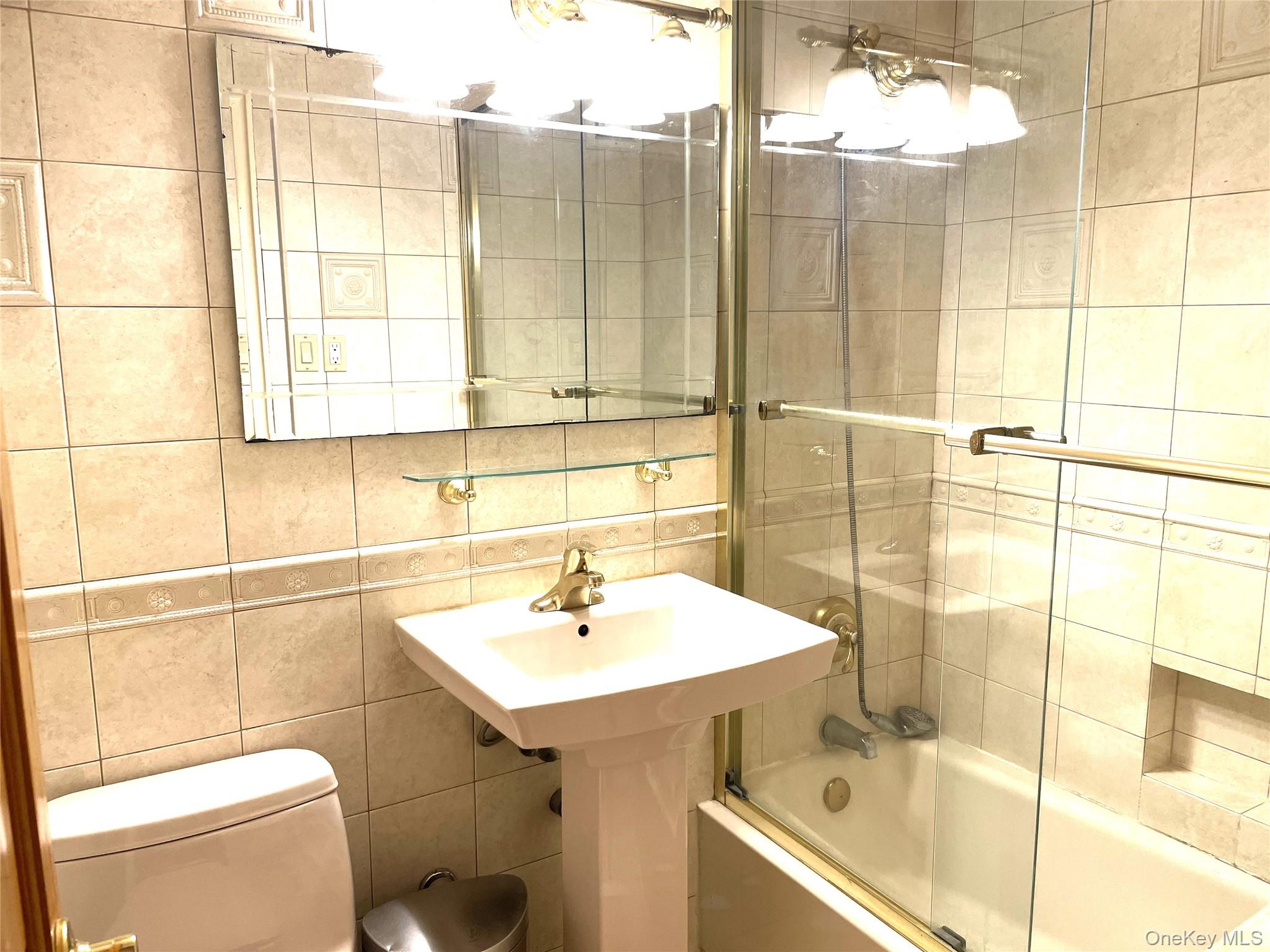 #16 photo, 110-45 Queens BLvd, קווינס Forest Hills , NY 11375