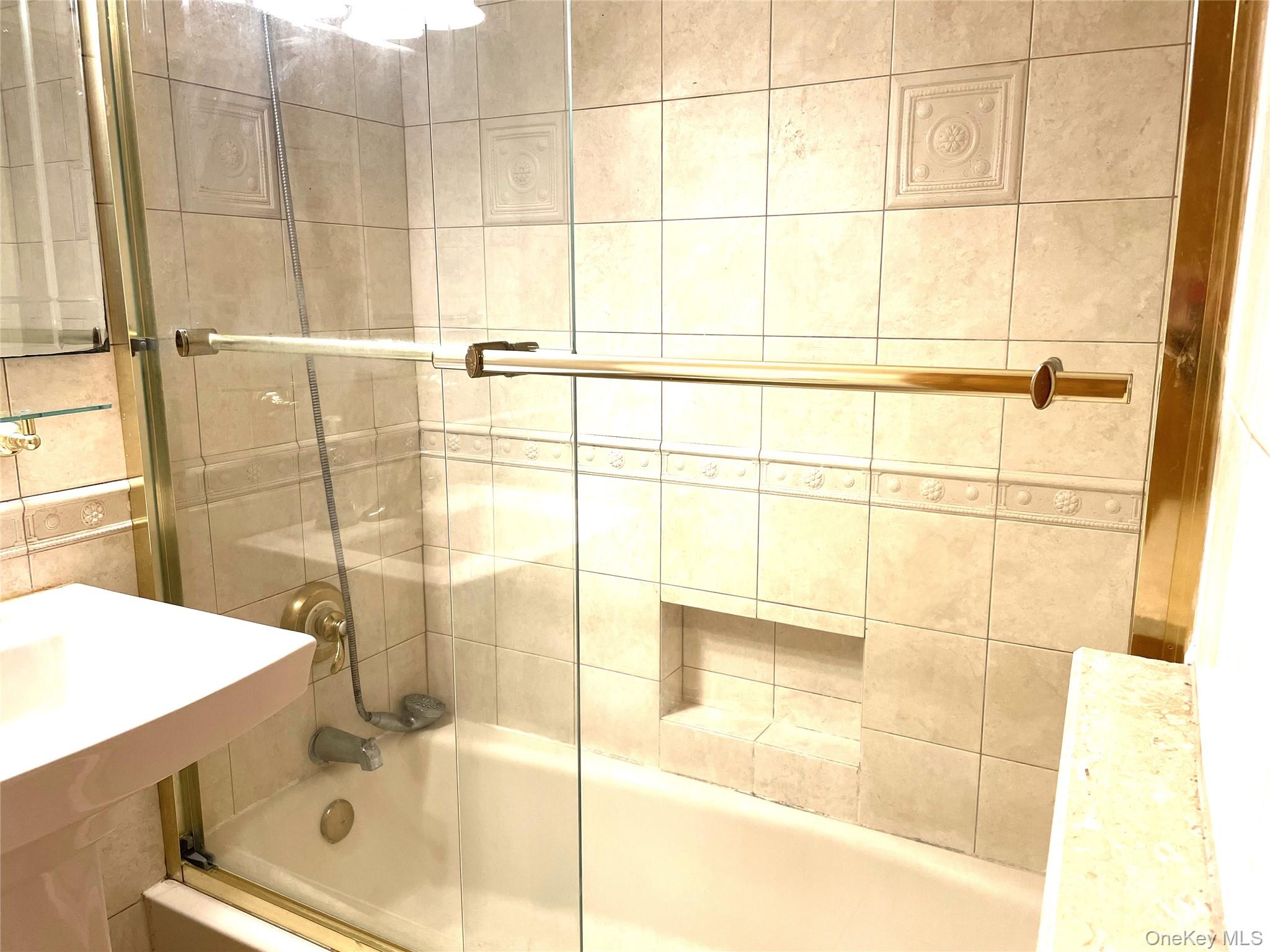 #17 photo, 110-45 Queens BLvd, קווינס Forest Hills , NY 11375