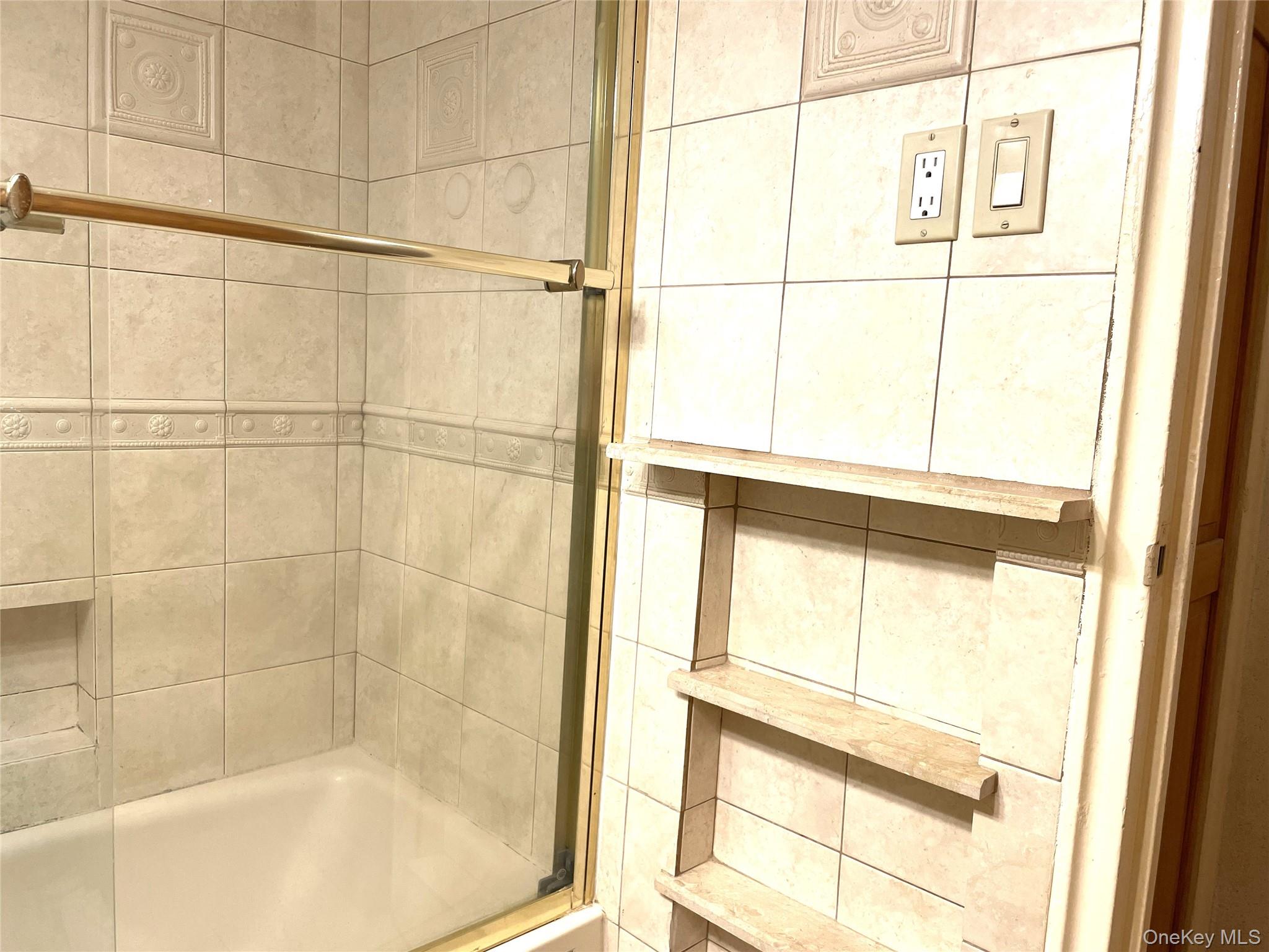 #18 photo, 110-45 Queens BLvd, קווינס Forest Hills , NY 11375