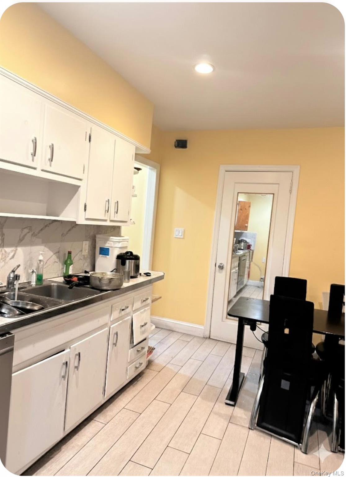 #7 photo, 3558 71st Street, कुईंस Jackson Heights , NY 11372