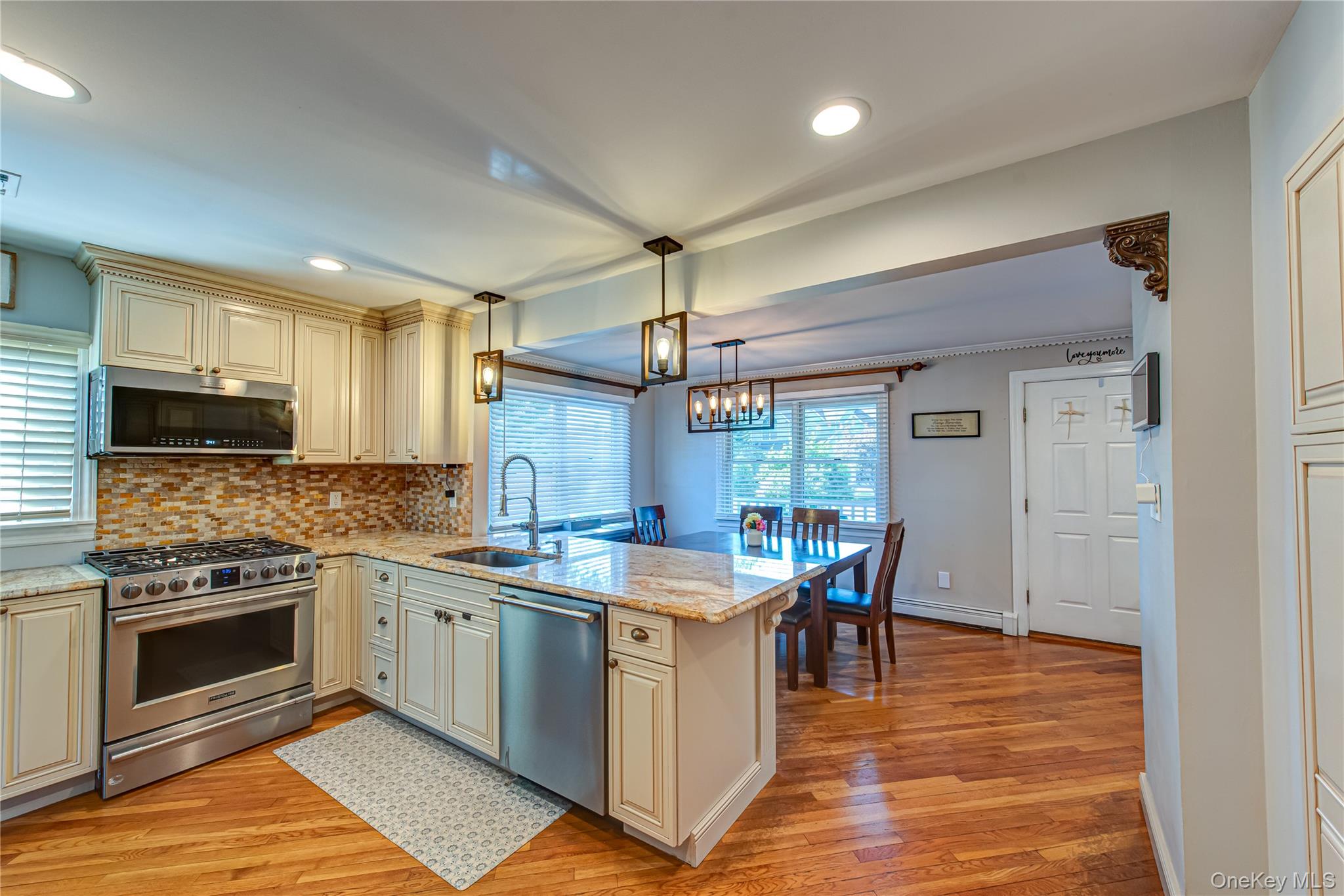 #15 photo, 9 Donna Place, מחוז סאפוק East Islip , NY 11730