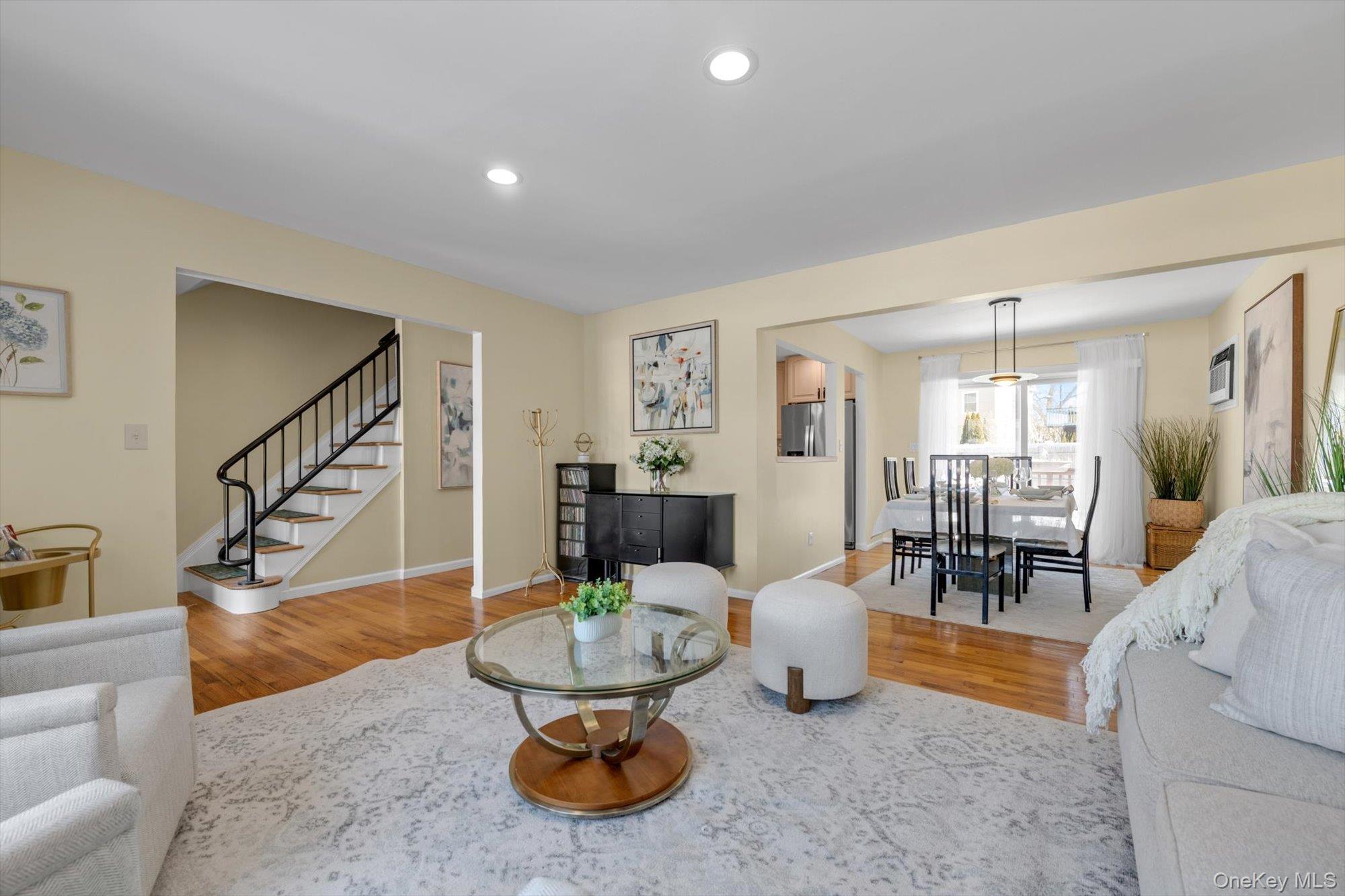 #4 photo, 381 Robyn Place, Нассау ‖ East Meadow , NY 11554