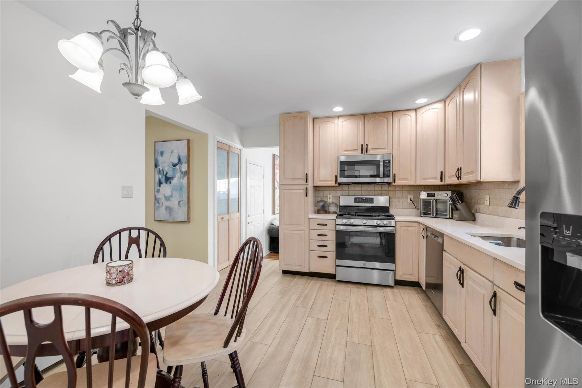 #8 photo, 381 Robyn Place, Нассау ‖ East Meadow , NY 11554