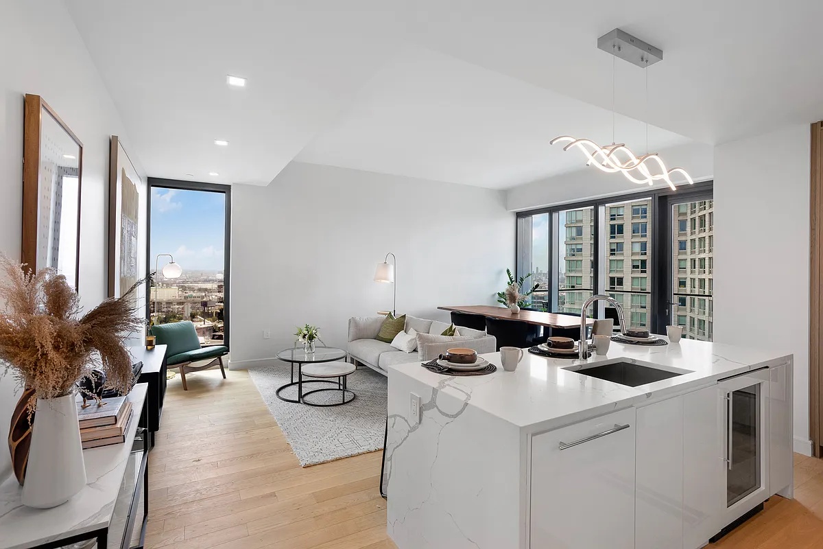 #5 photo, 45-30 Pearson Street, Куинс ‖ Long Island City , NY 11101