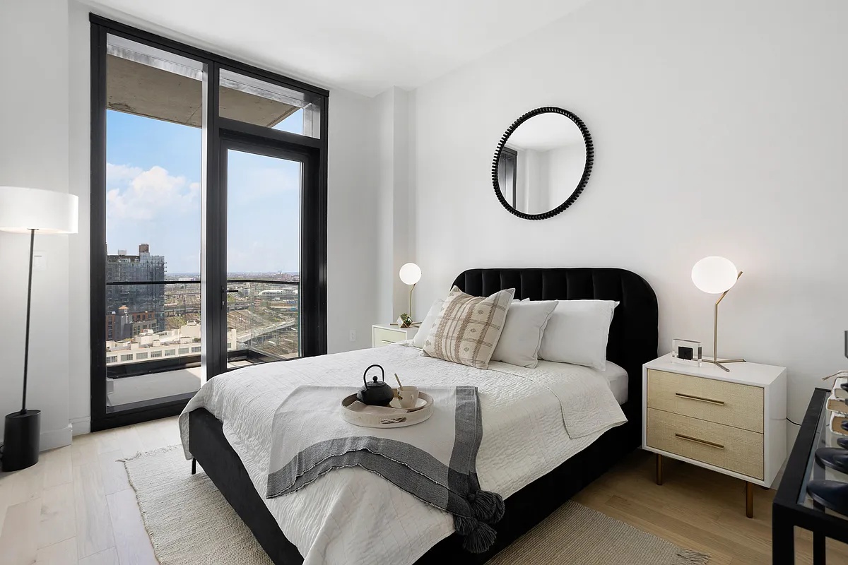 #9 photo, 45-30 Pearson Street, Куинс ‖ Long Island City , NY 11101