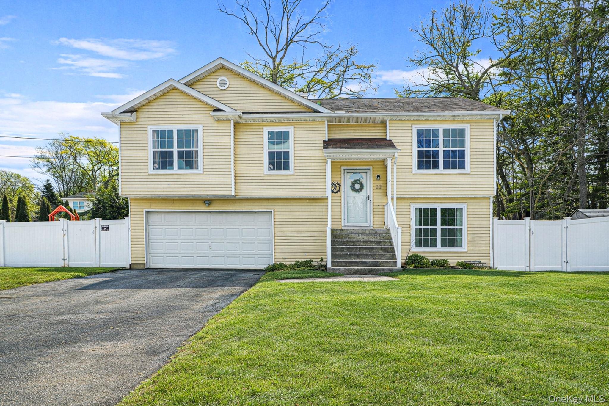 #1 photo, 22 Poseidon Road, Саффолк ‖ Rocky Point , NY 11778