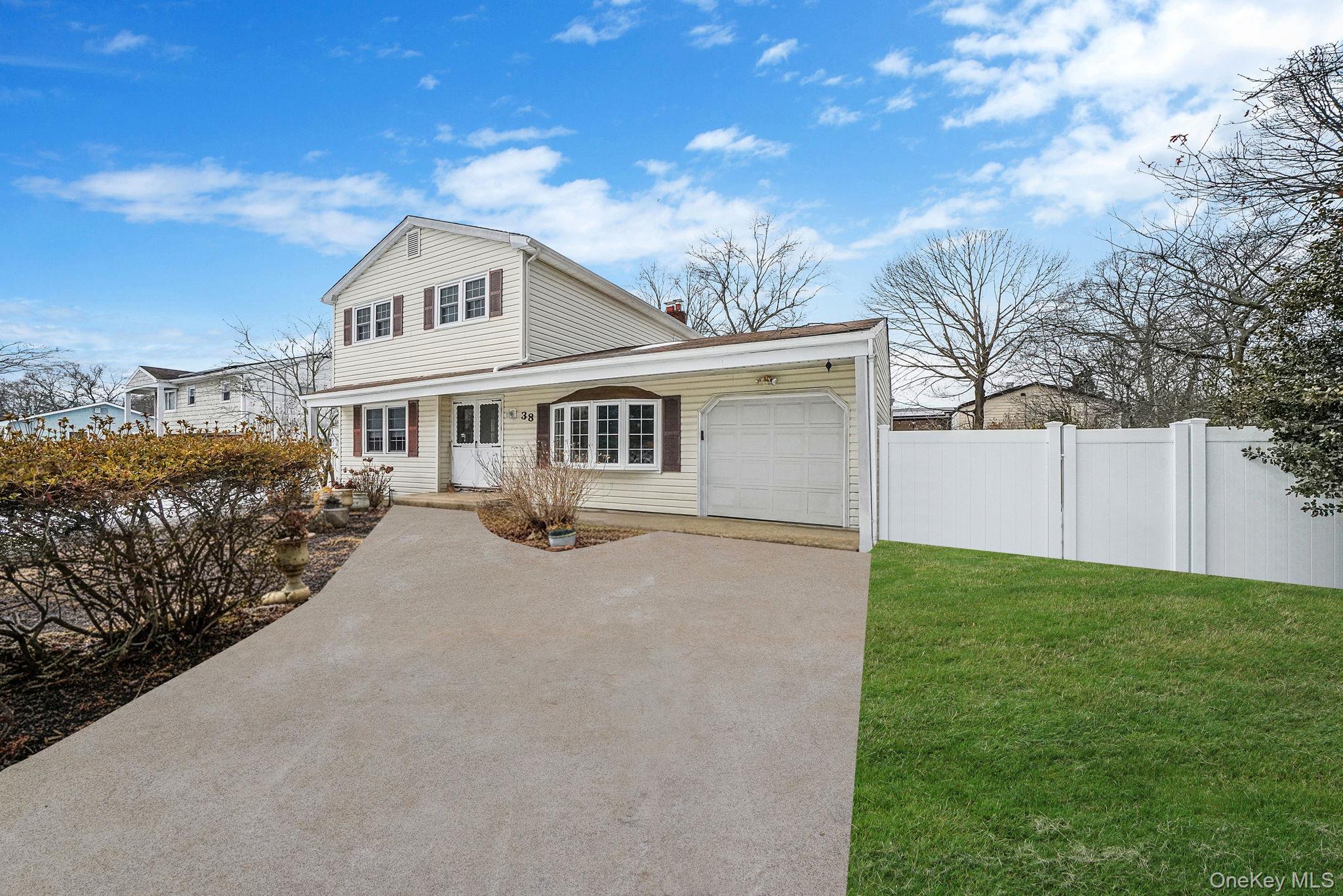 #1 photo, 38 Pamlico Avenue, מחוז סאפוק Ronkonkoma , NY 11779