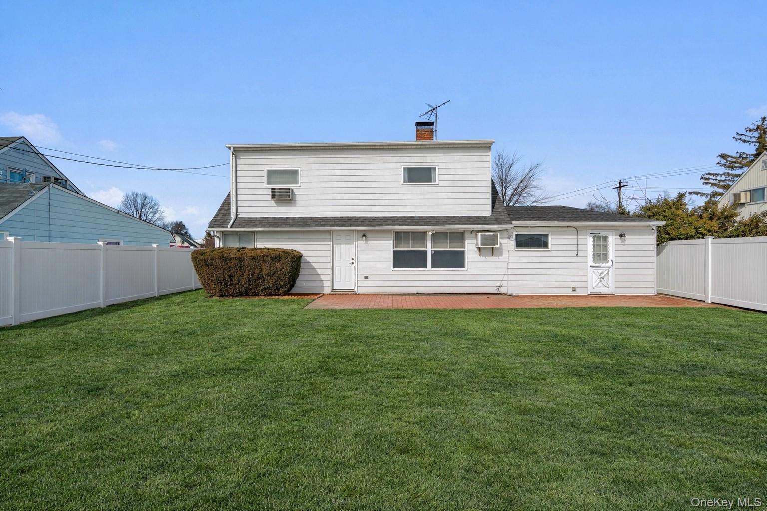 #17 photo, 68 Summer Lane, Hicksville , NY 11801