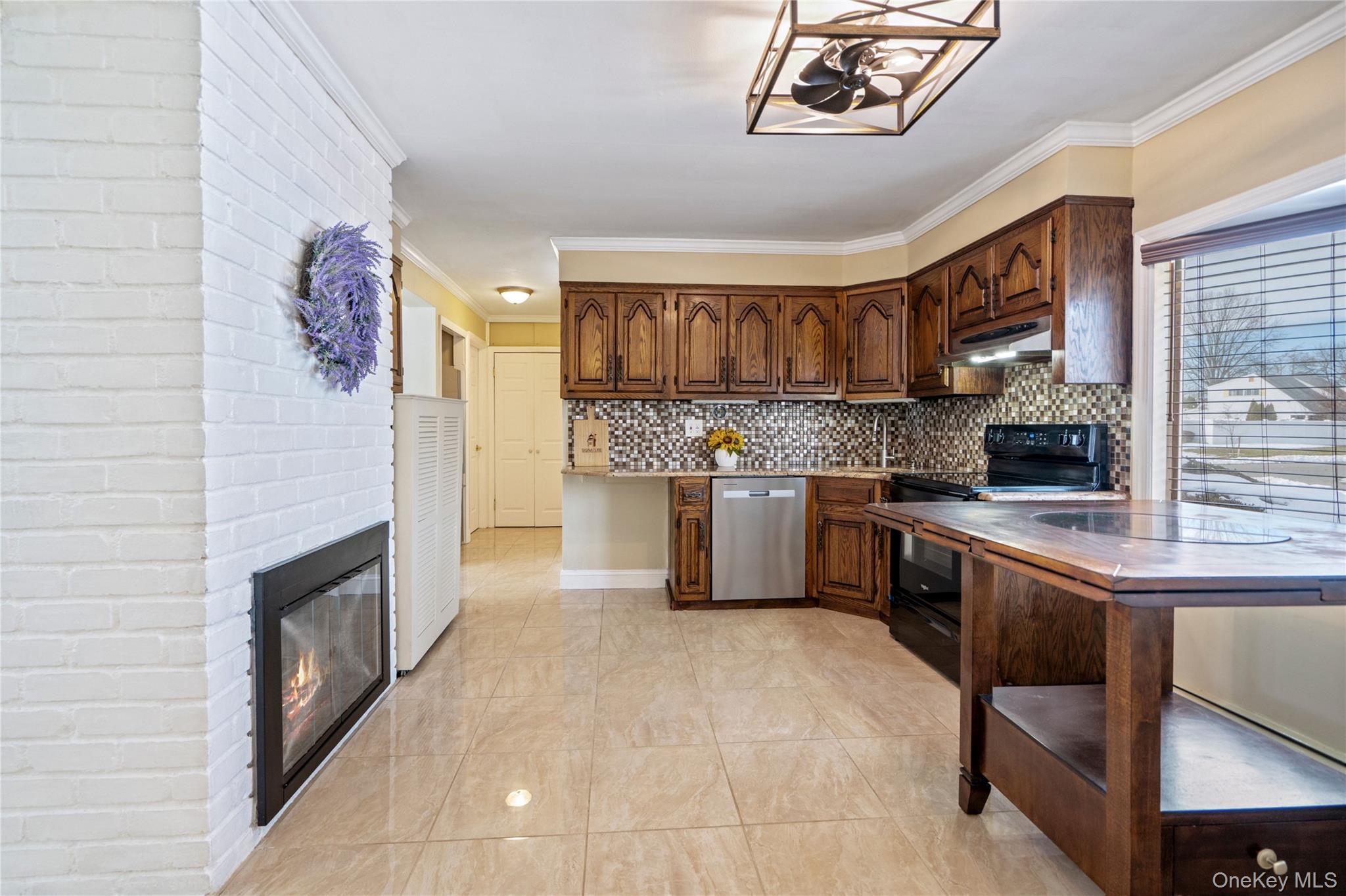 #4 photo, 68 Summer Lane, Hicksville , NY 11801