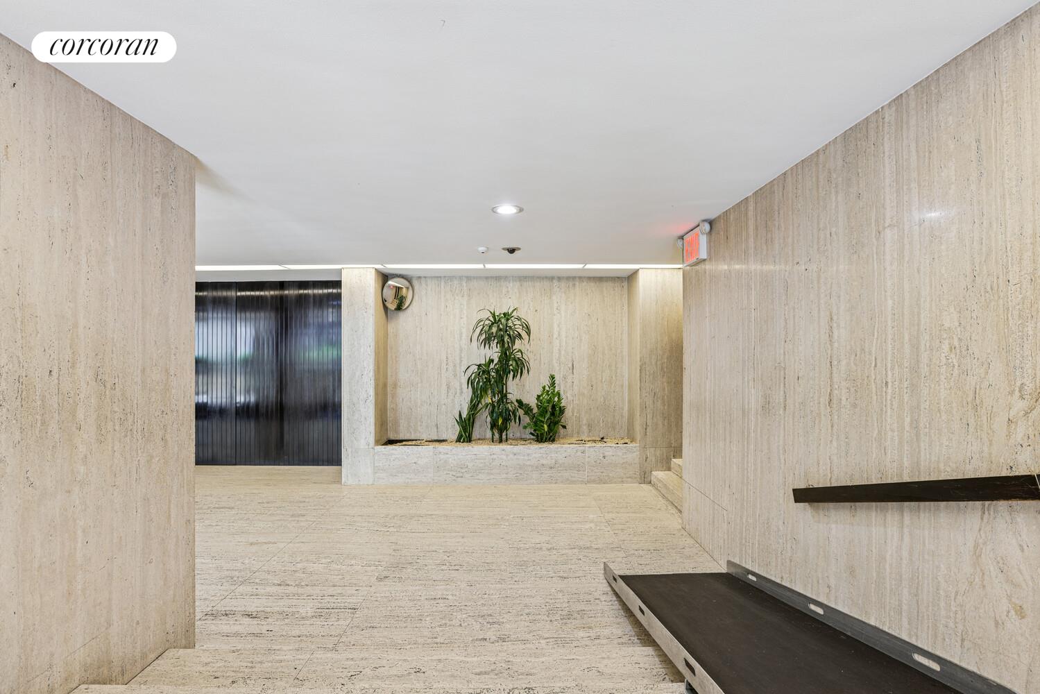 #21 photo, New York City, 맨해튼 Yorkville , NY 10128