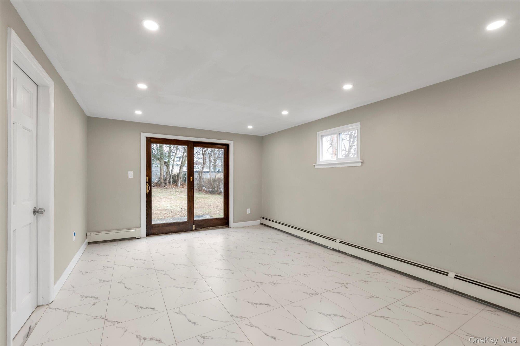 #14 photo, 57 E Clinton Avenue, 长岛 Roosevelt , NY 11575