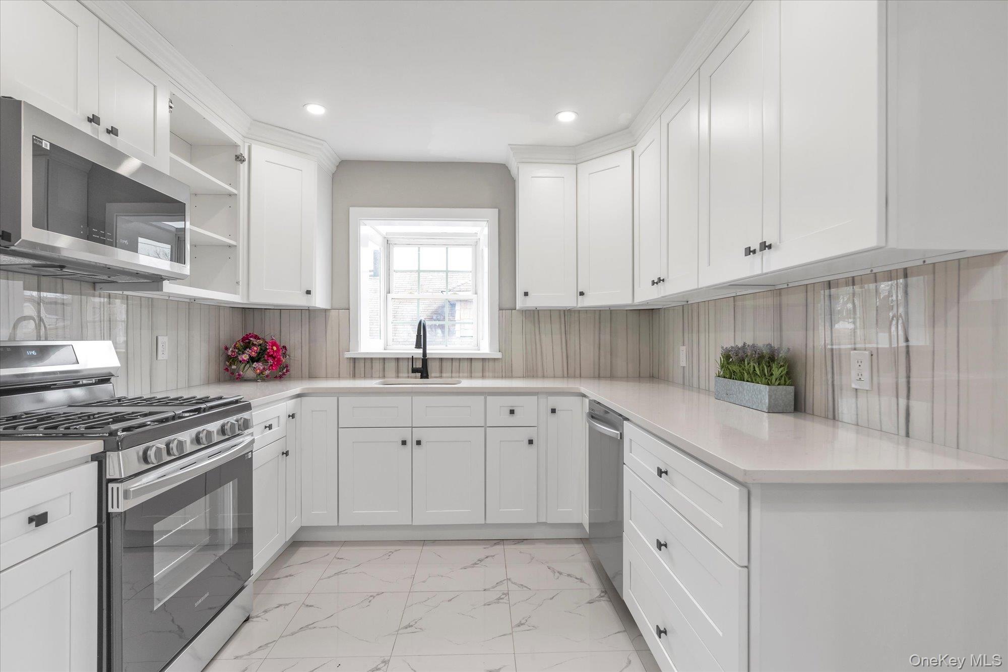 #2 photo, 57 E Clinton Avenue, 长岛 Roosevelt , NY 11575