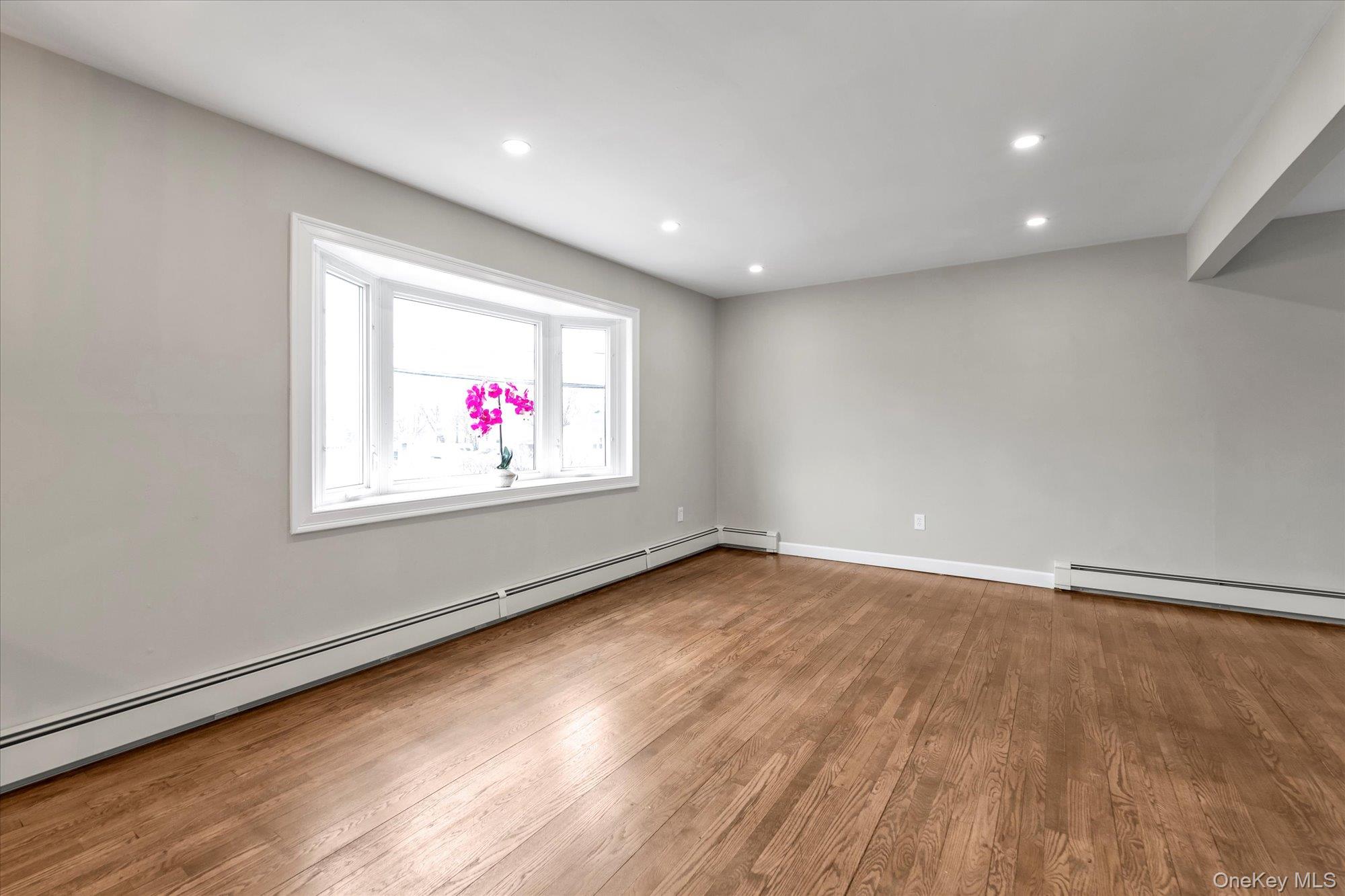 #6 photo, 57 E Clinton Avenue, 长岛 Roosevelt , NY 11575