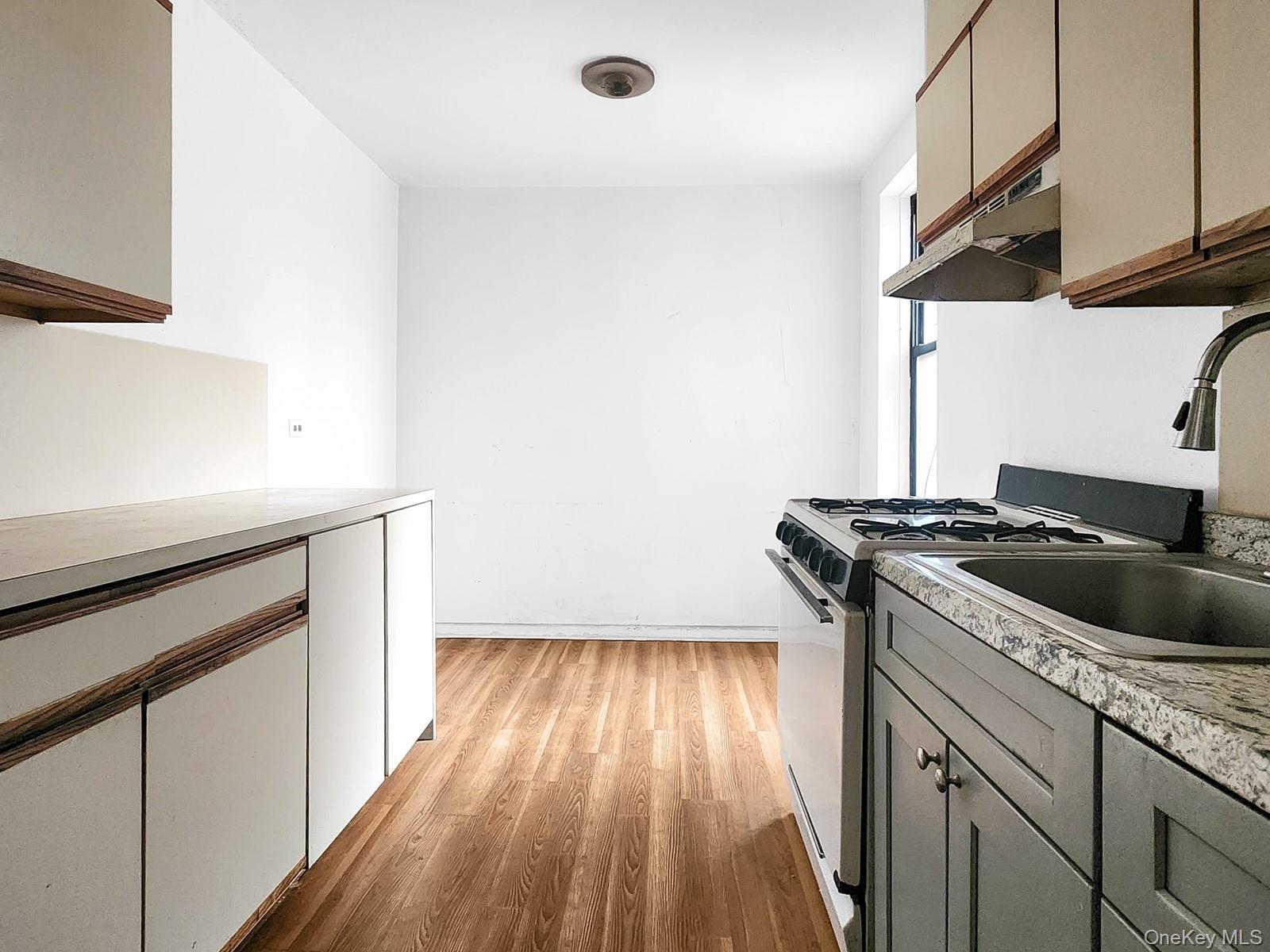 #3 photo, 147-37 Roosevelt Avenue, Flushing , NY 11354