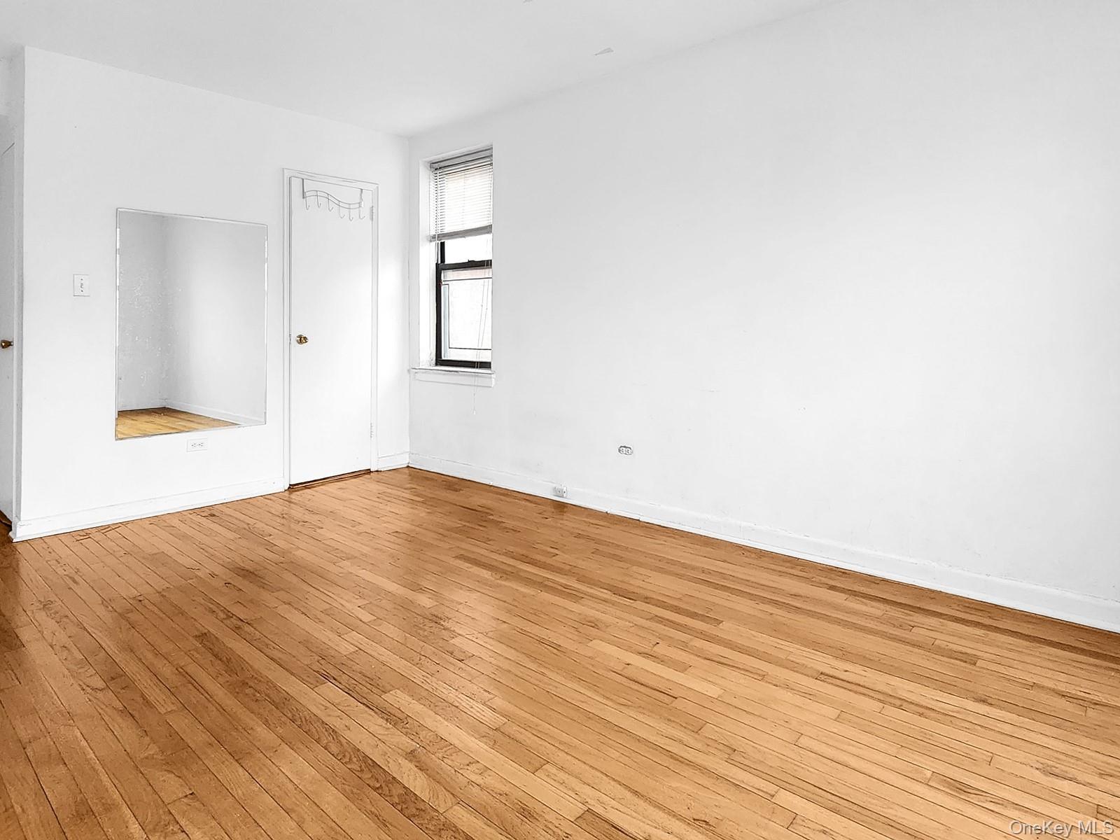 #4 photo, 147-37 Roosevelt Avenue, Flushing , NY 11354