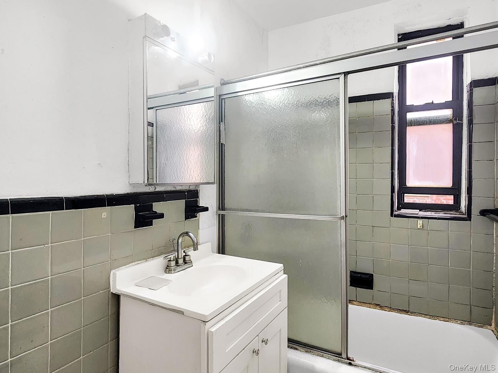 #5 photo, 147-37 Roosevelt Avenue, Flushing , NY 11354