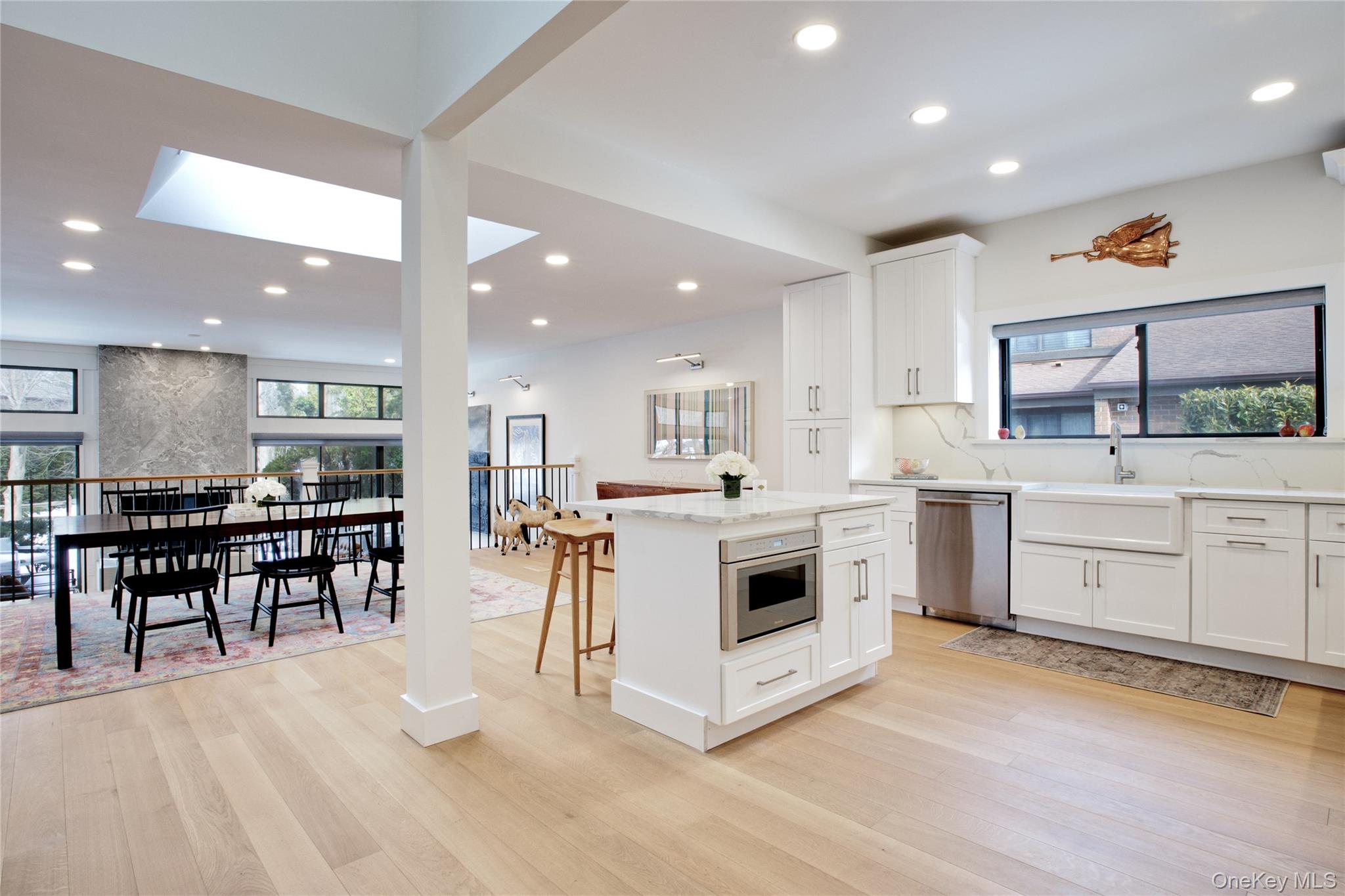 #1 photo, 6 Frost Pond Drive, Roslyn , NY 11576