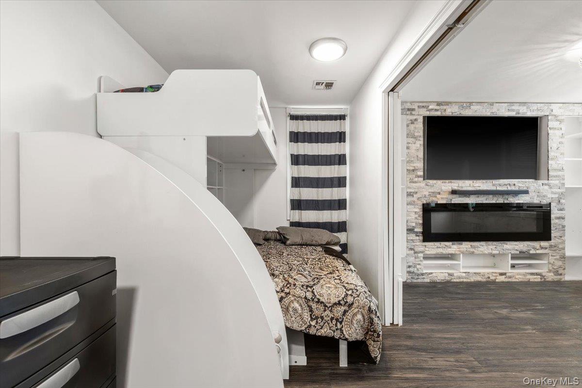 #13 photo, 233 Sunset Boulevard, Бронкс ‖ Bronx , NY 10473