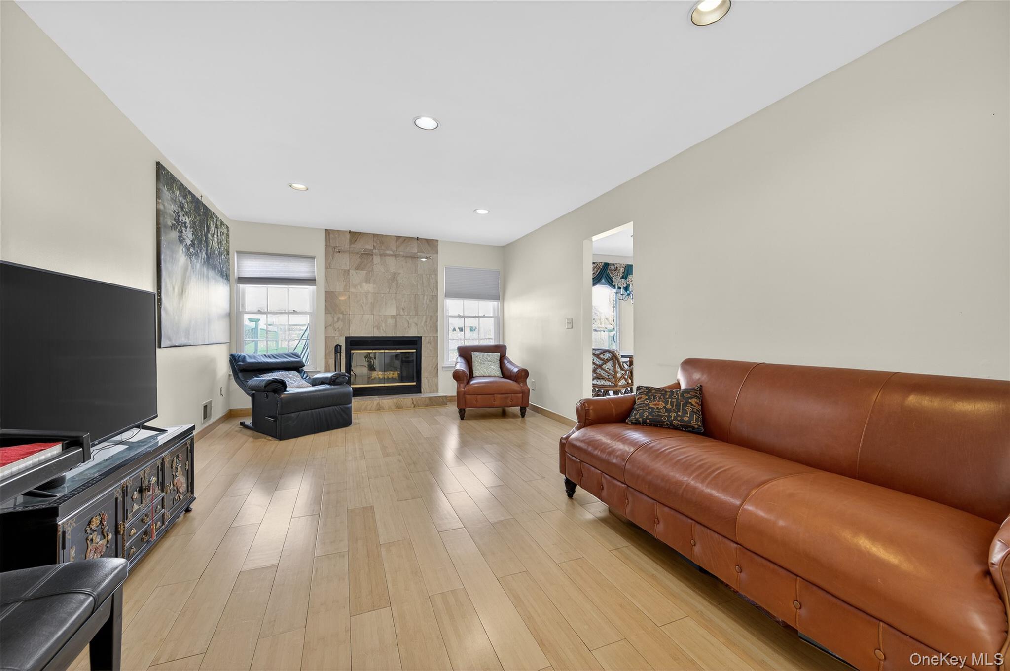 #3 photo, 109 Glen Way, Нассау ‖ Syosset , NY 11791