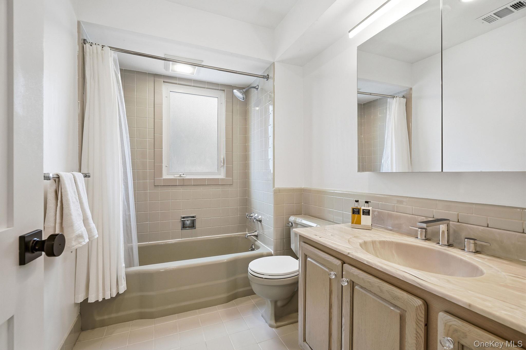 #17 photo, 201 Dorchester Road, Scarsdale , NY 10583