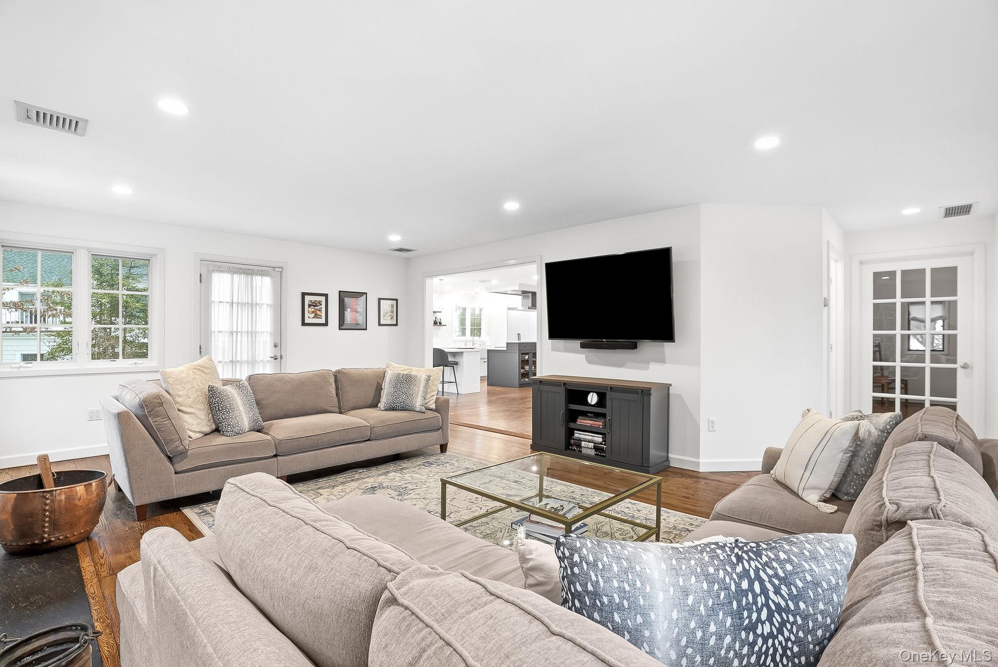 #15 photo, 65 Howell Avenue, Larchmont , NY 10538