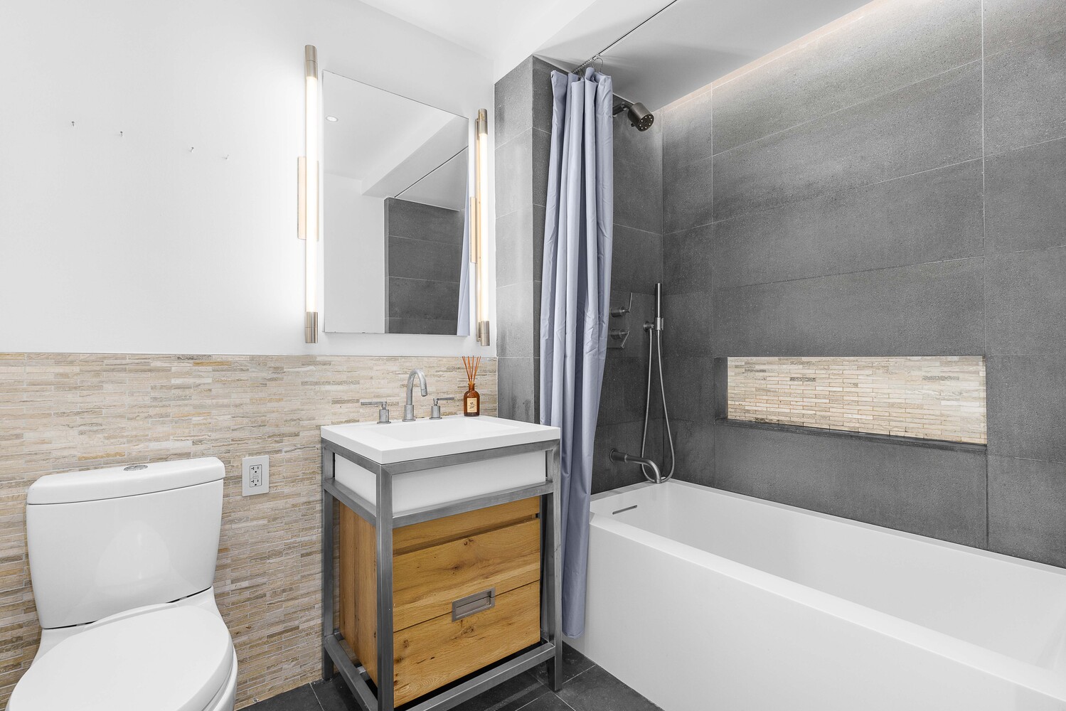 #6 photo, 211 E 13TH Street, Манхэттен ‖ East Village , NY 10003