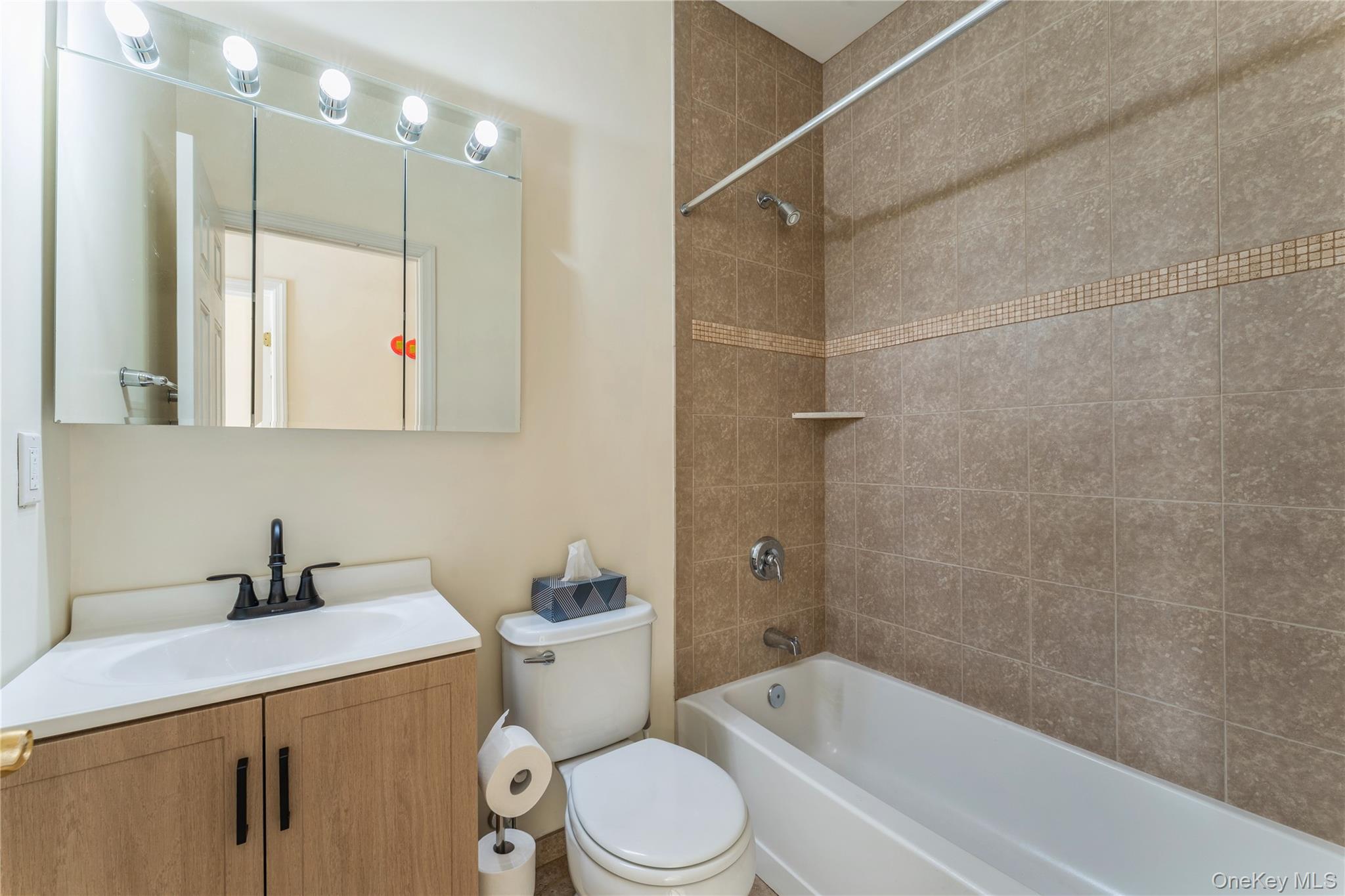 #12 photo, 403 Autumn Drive, Нассау ‖ East Meadow , NY 11554