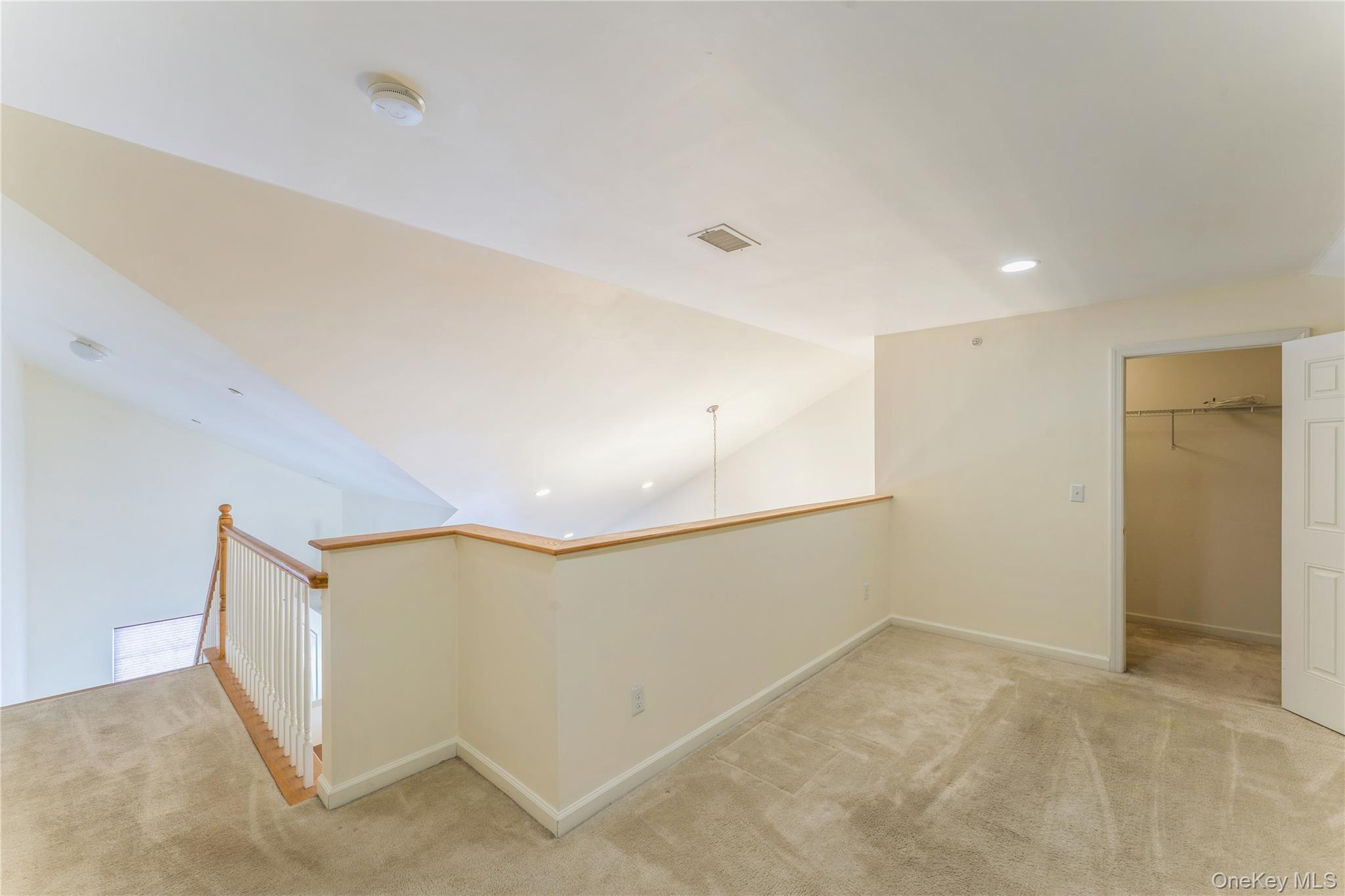 #13 photo, 403 Autumn Drive, Нассау ‖ East Meadow , NY 11554