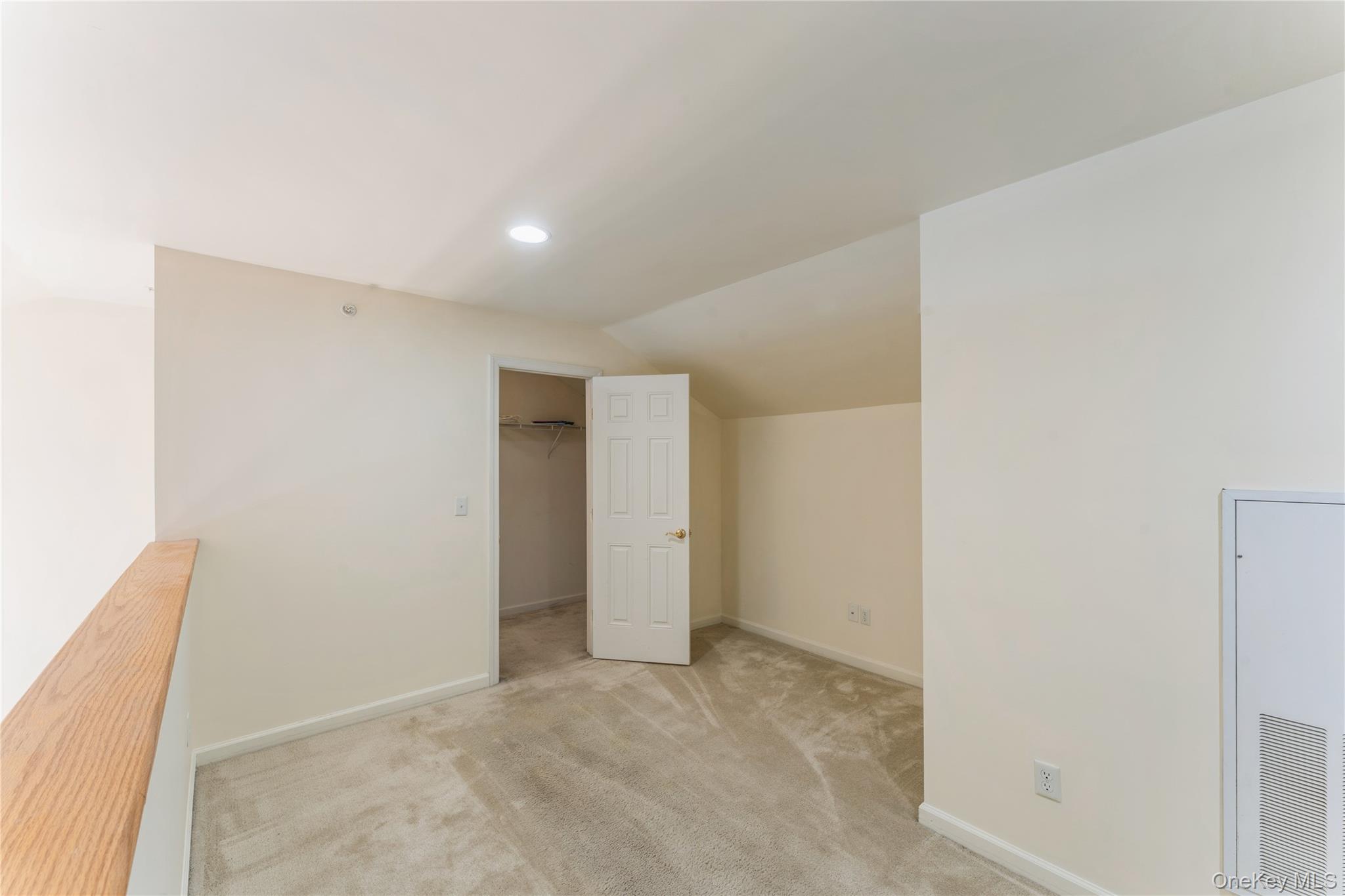 #14 photo, 403 Autumn Drive, Нассау ‖ East Meadow , NY 11554