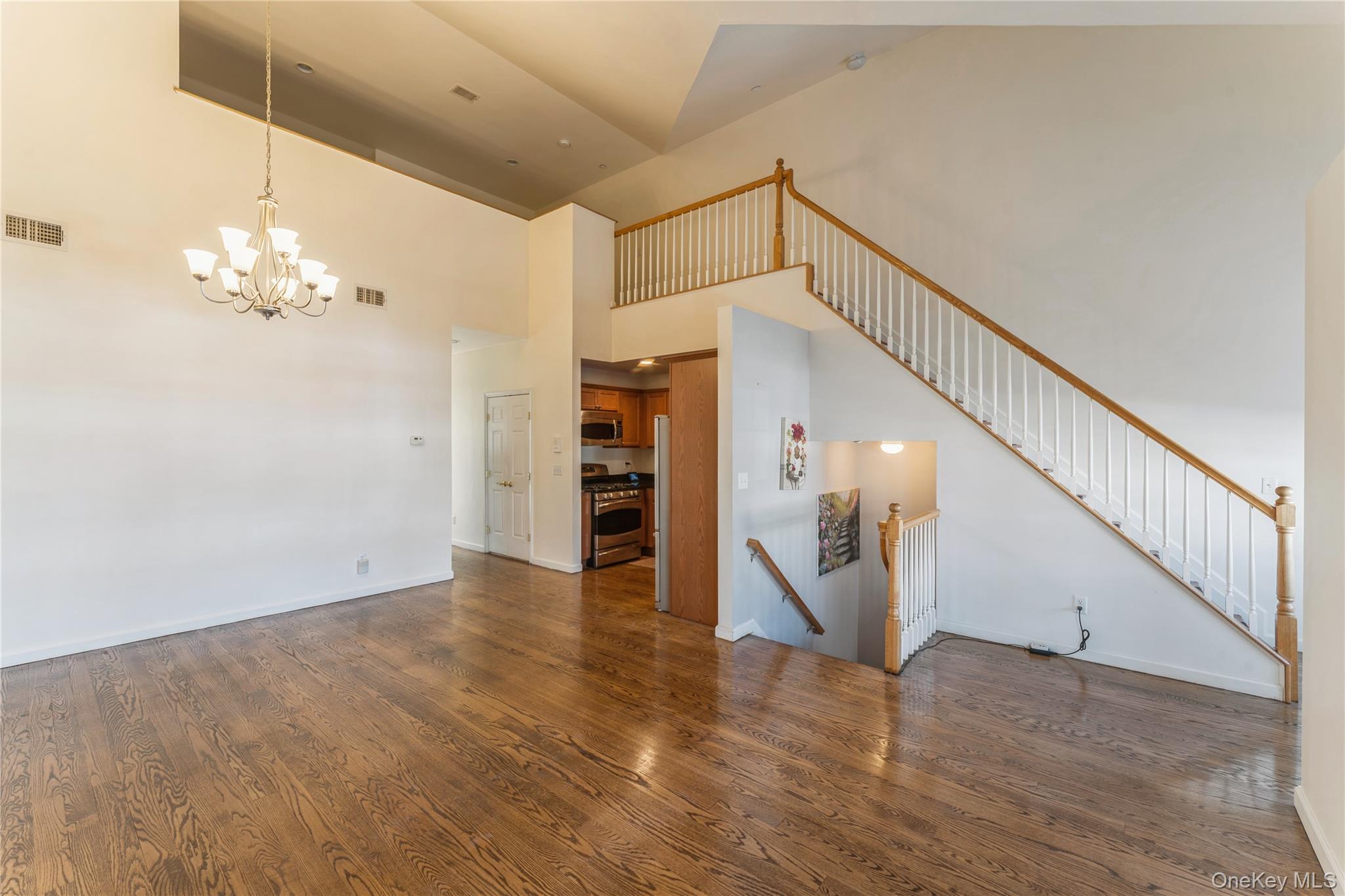 #4 photo, 403 Autumn Drive, Нассау ‖ East Meadow , NY 11554