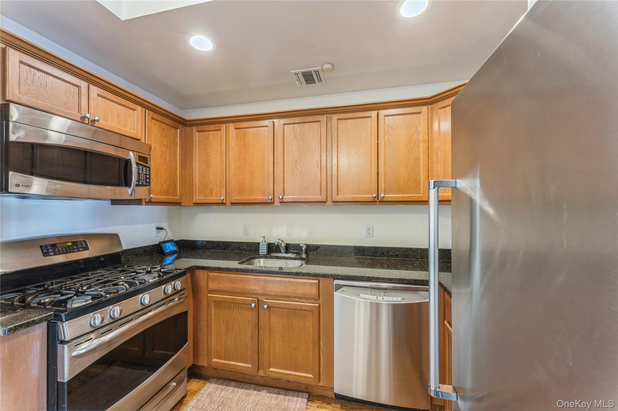 #6 photo, 403 Autumn Drive, Нассау ‖ East Meadow , NY 11554