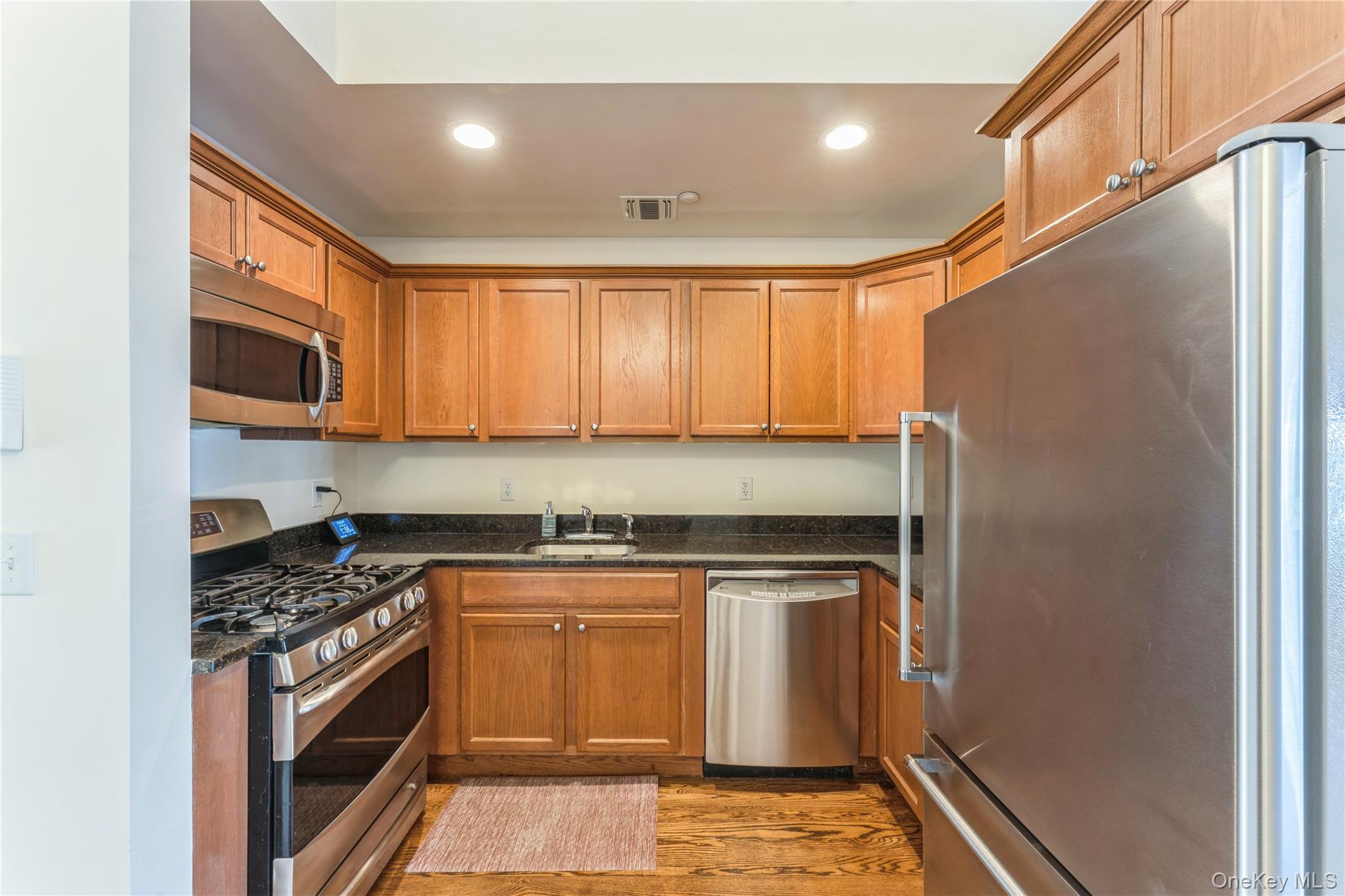 #7 photo, 403 Autumn Drive, Нассау ‖ East Meadow , NY 11554