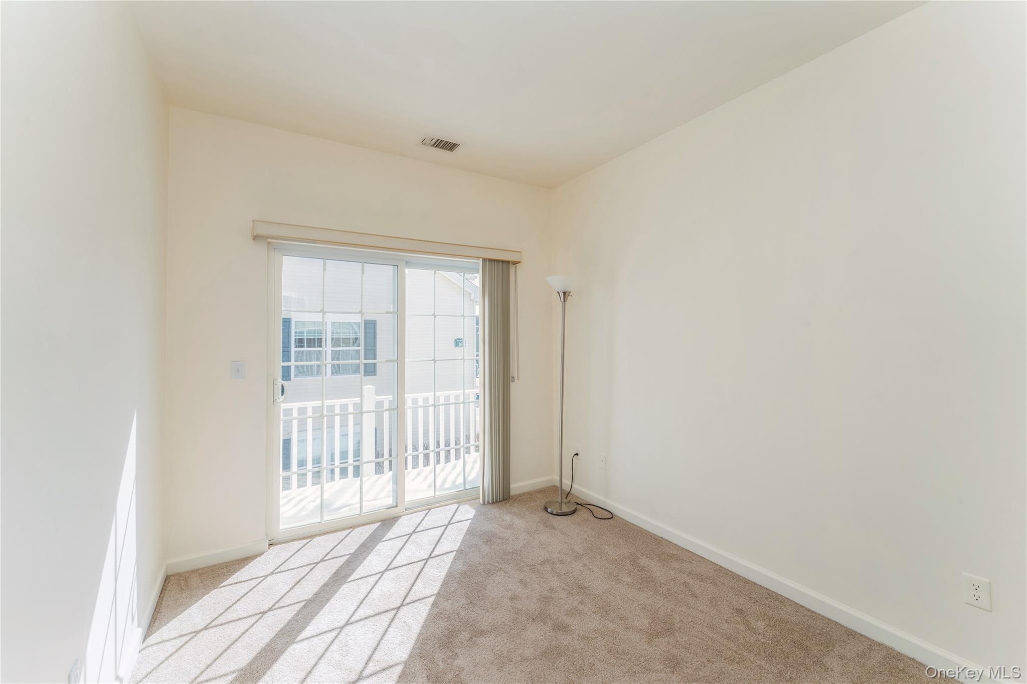 #8 photo, 403 Autumn Drive, Нассау ‖ East Meadow , NY 11554