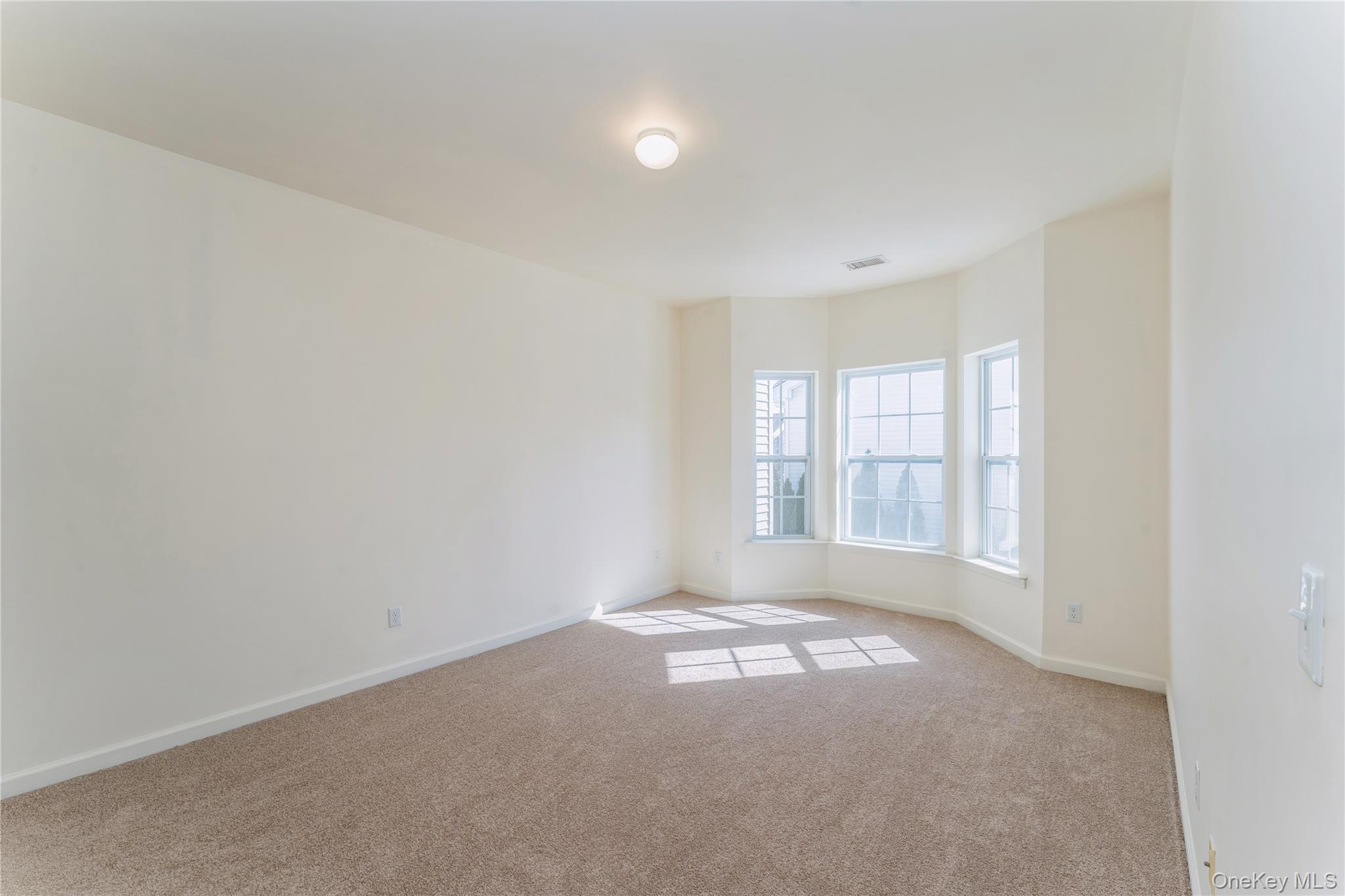 #9 photo, 403 Autumn Drive, Нассау ‖ East Meadow , NY 11554