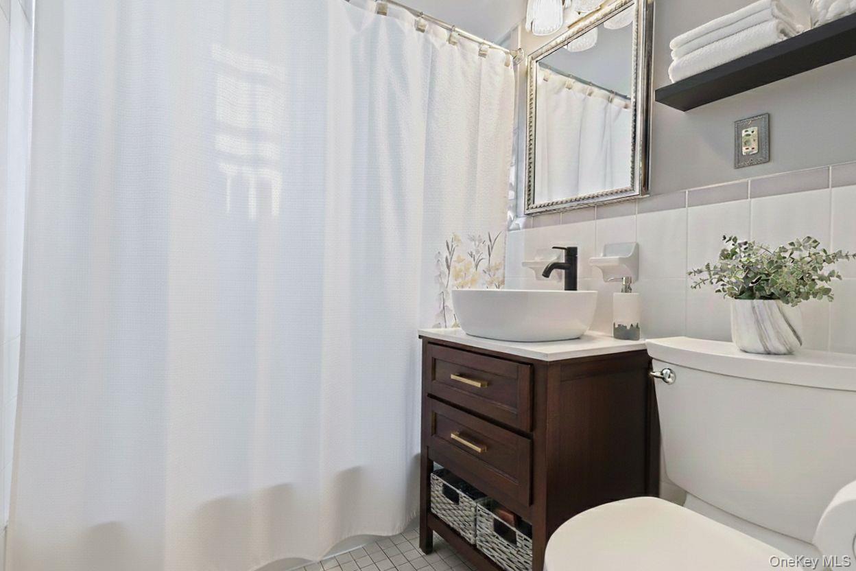 #17 photo, 21-45 80 Street, Куинс ‖ East Elmhurst , NY 11370